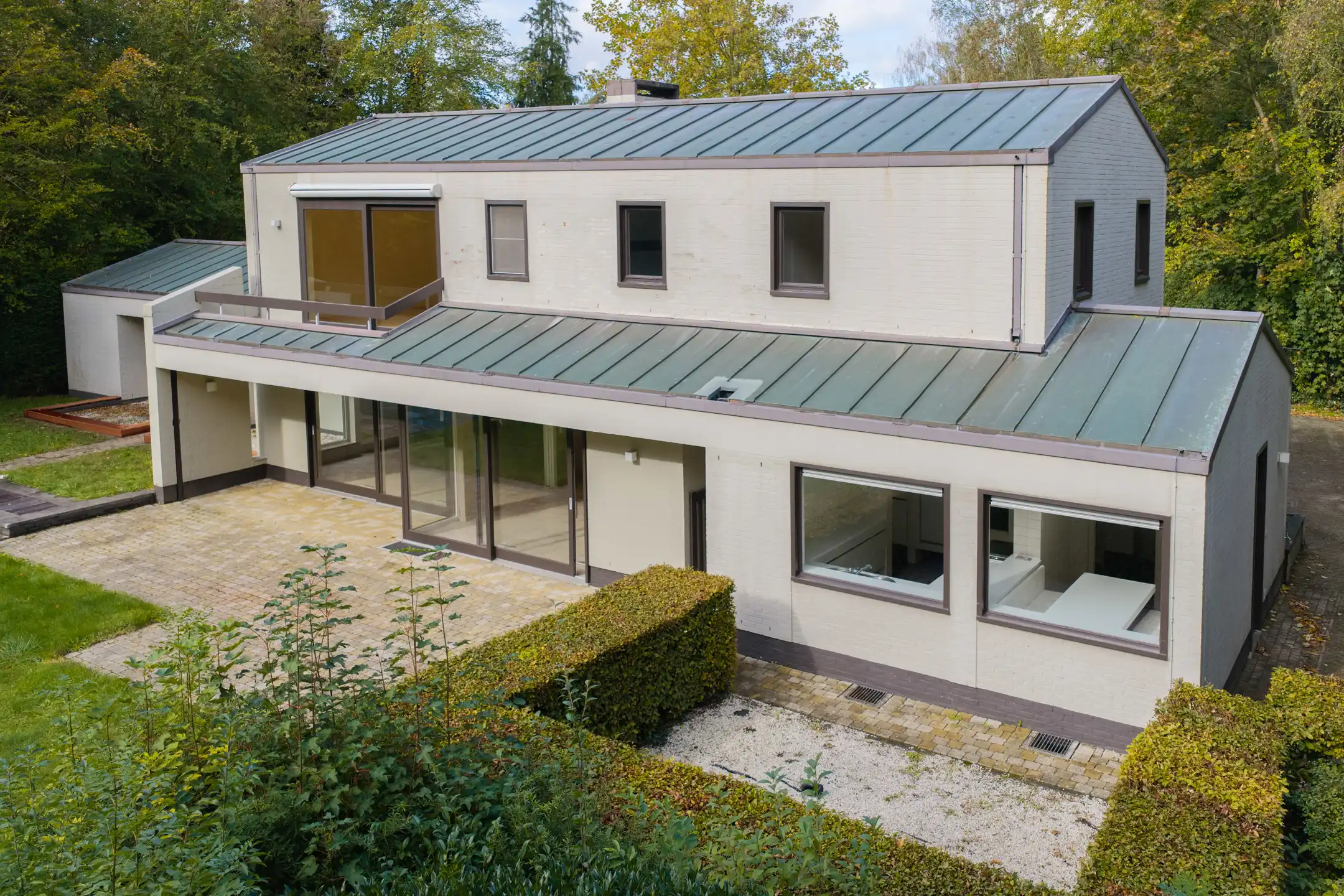 Seventiesvilla met zwembad en wellnessruimte in het groen  foto 2