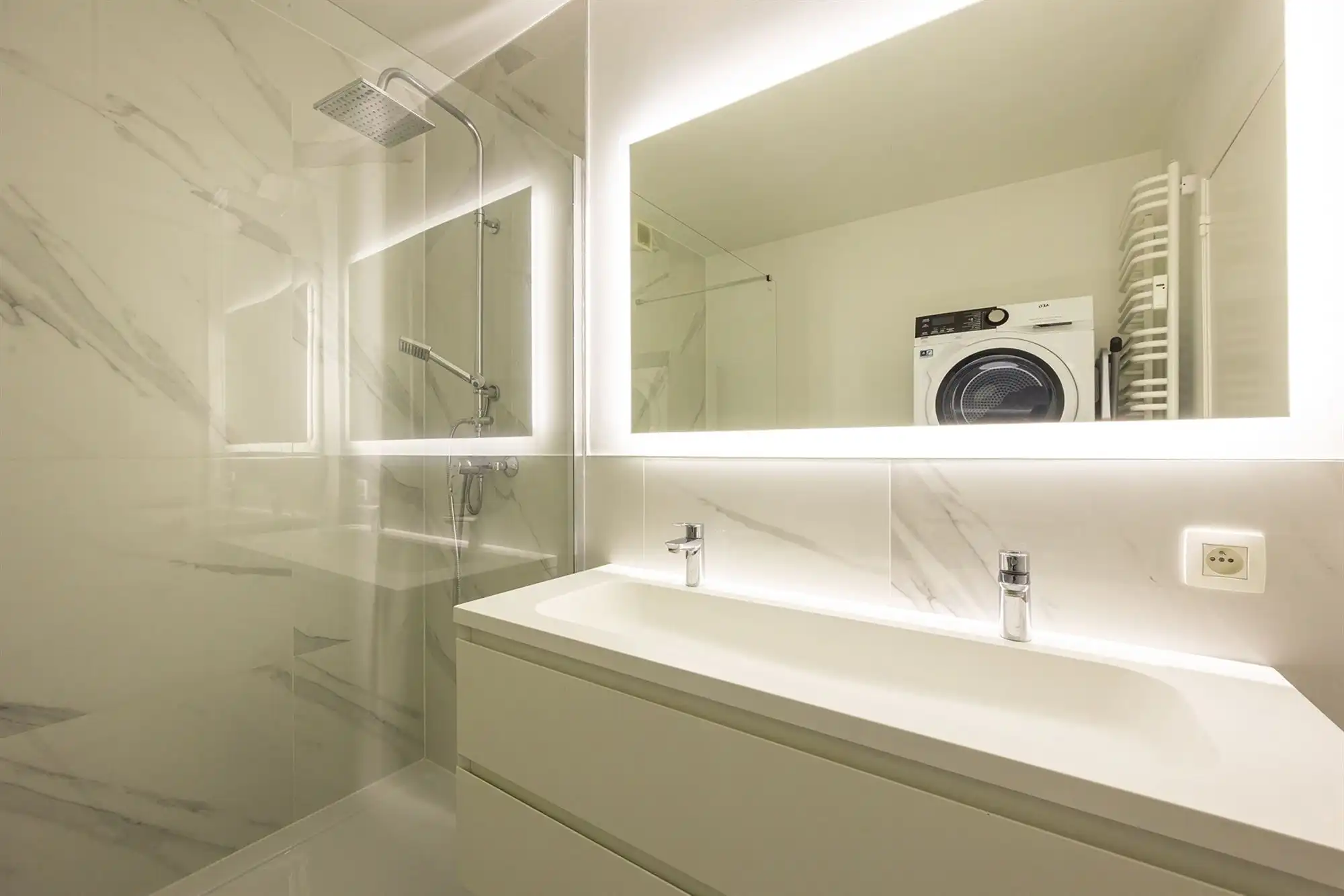 Instapklaar tweeslaapkamer appartement met terras in Deurne-Zuid foto 9