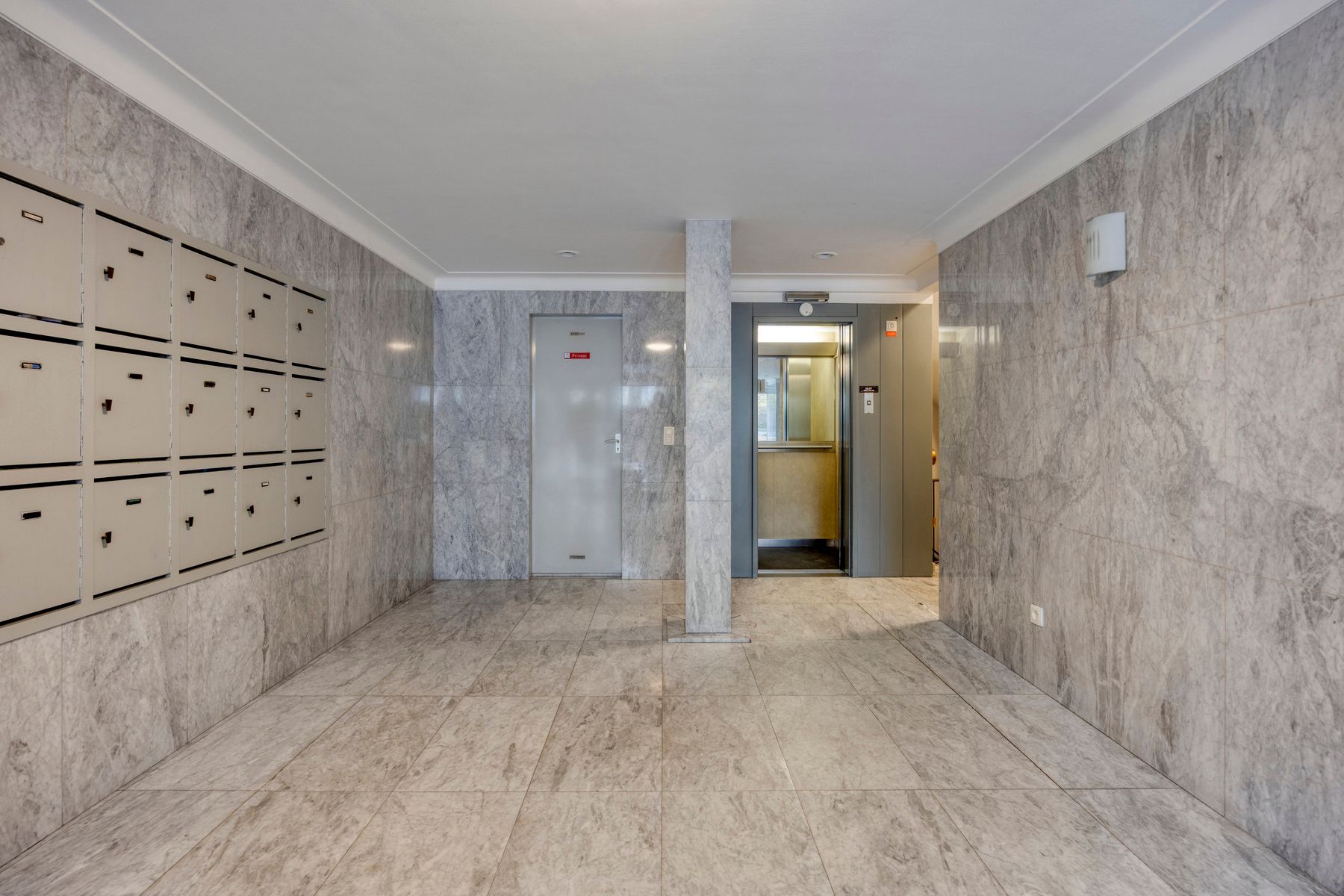 Ruim hoekappartement (94m²) op de eerste verdieping. foto 2