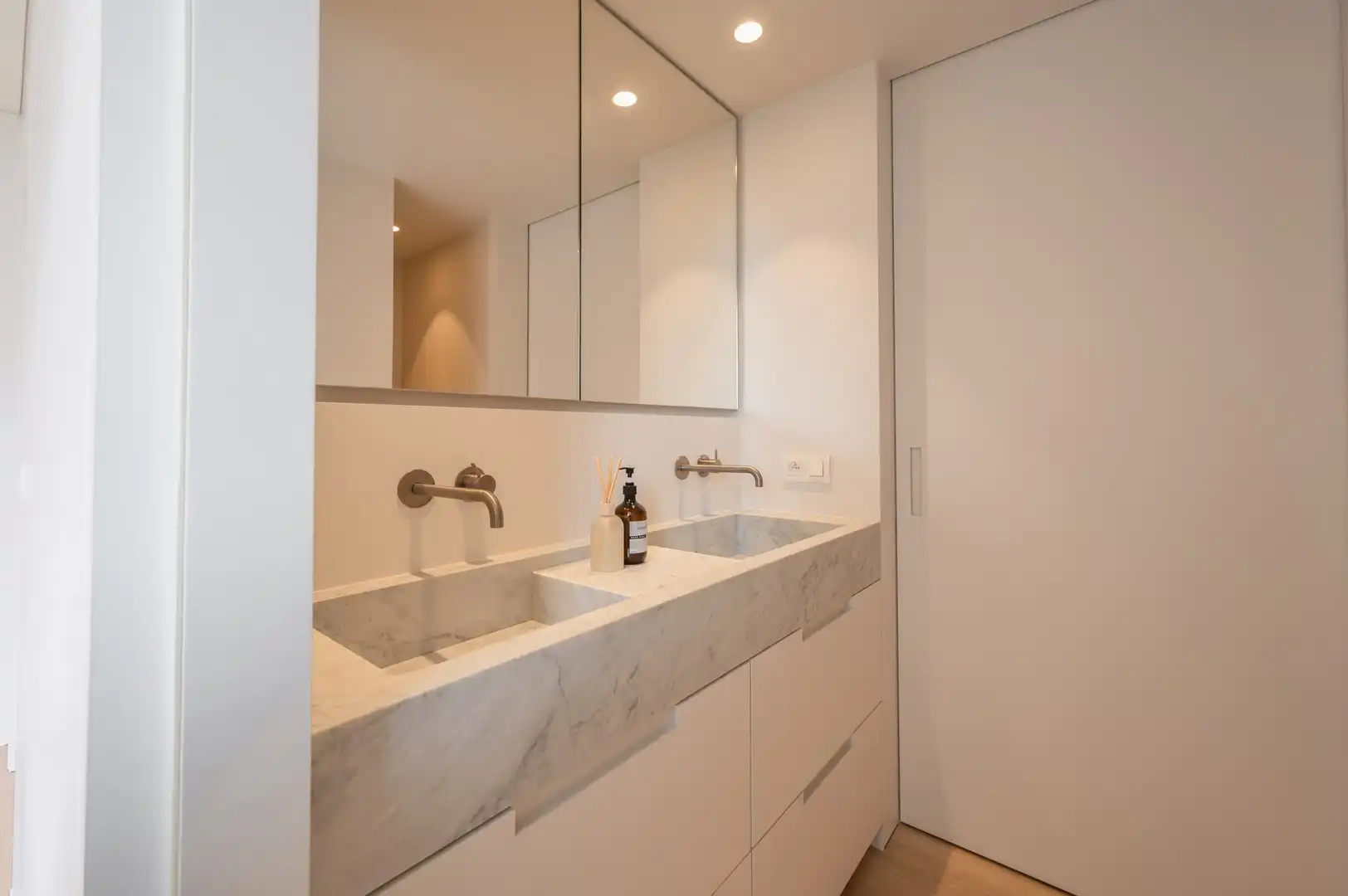 Appartement met zeezicht, gelegen in een villaresidentie in hartje Zoute. foto 13