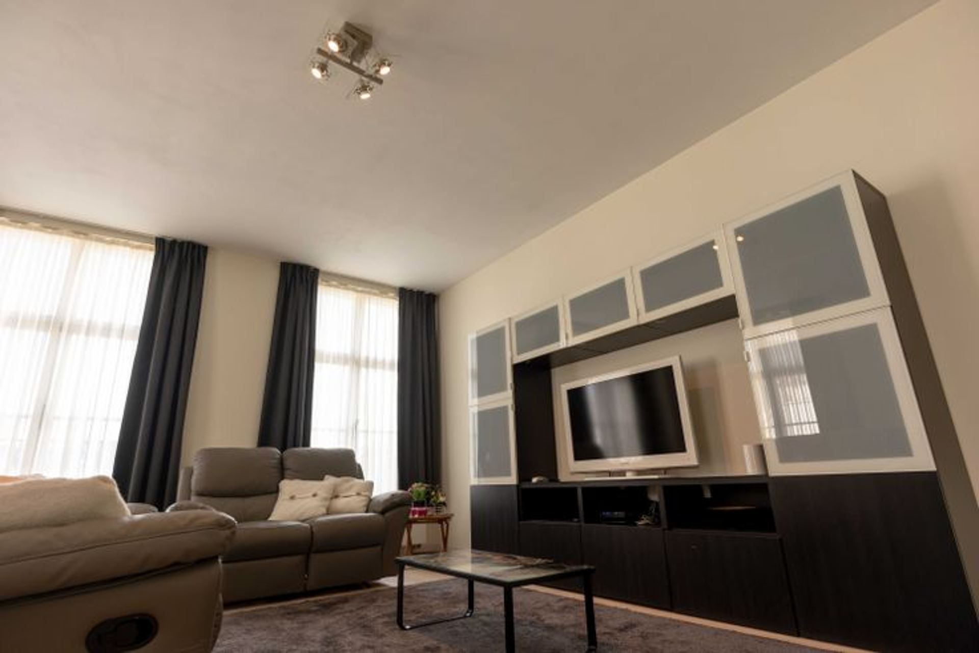 Mooie volledig gemeubileerde flat te huur gelegen in EU wijk foto 2
