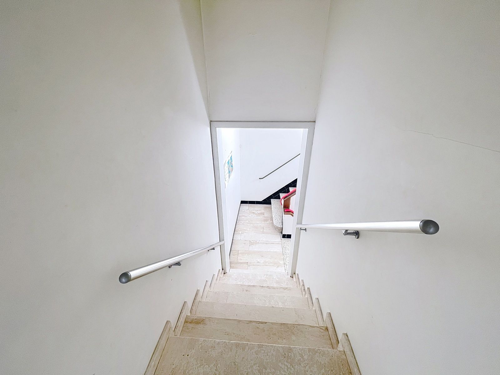Multifunctioneel kantoorgebouw met parking foto 8