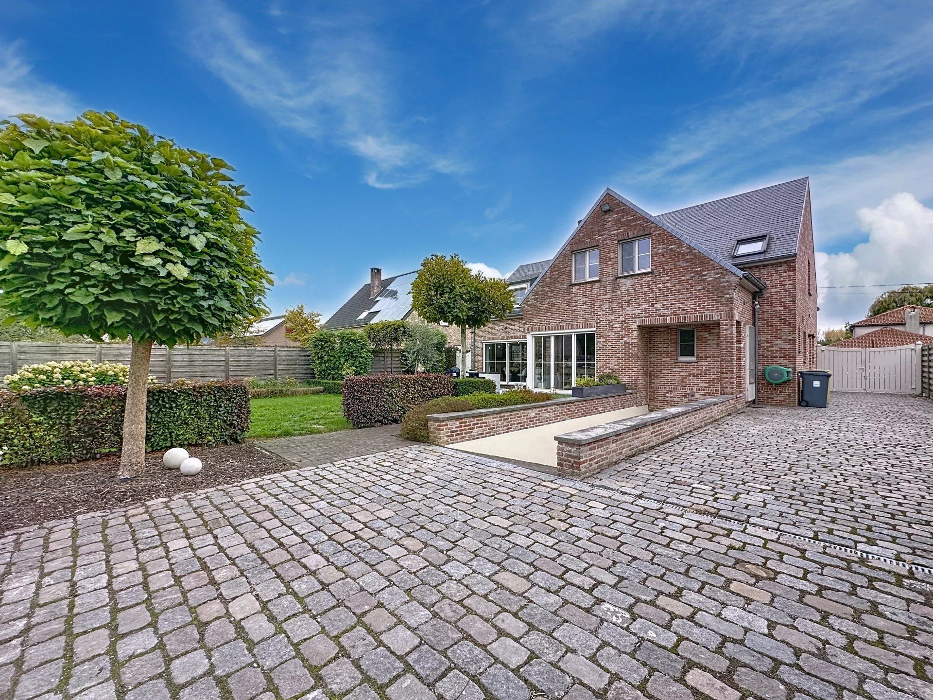 Prachtige landelijke gelegen vrijstaande woning uit 2001, gelegen op een perceel van 16a 43ca. Deze woning biedt comfort, ruimte en privacy met hoogwaardige afwerking en moderne gemakken. foto 51