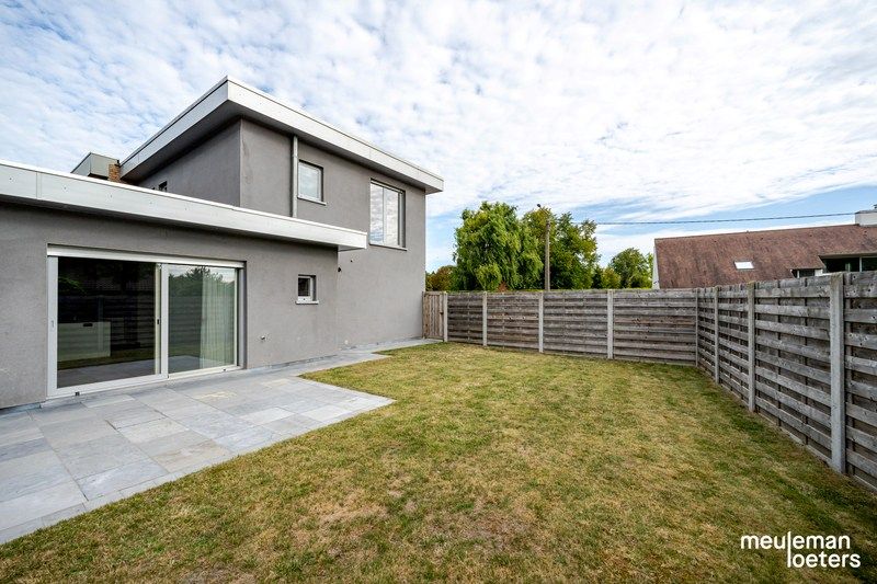 Eigentijdse woning met garage en beroepsgedeelte foto 17