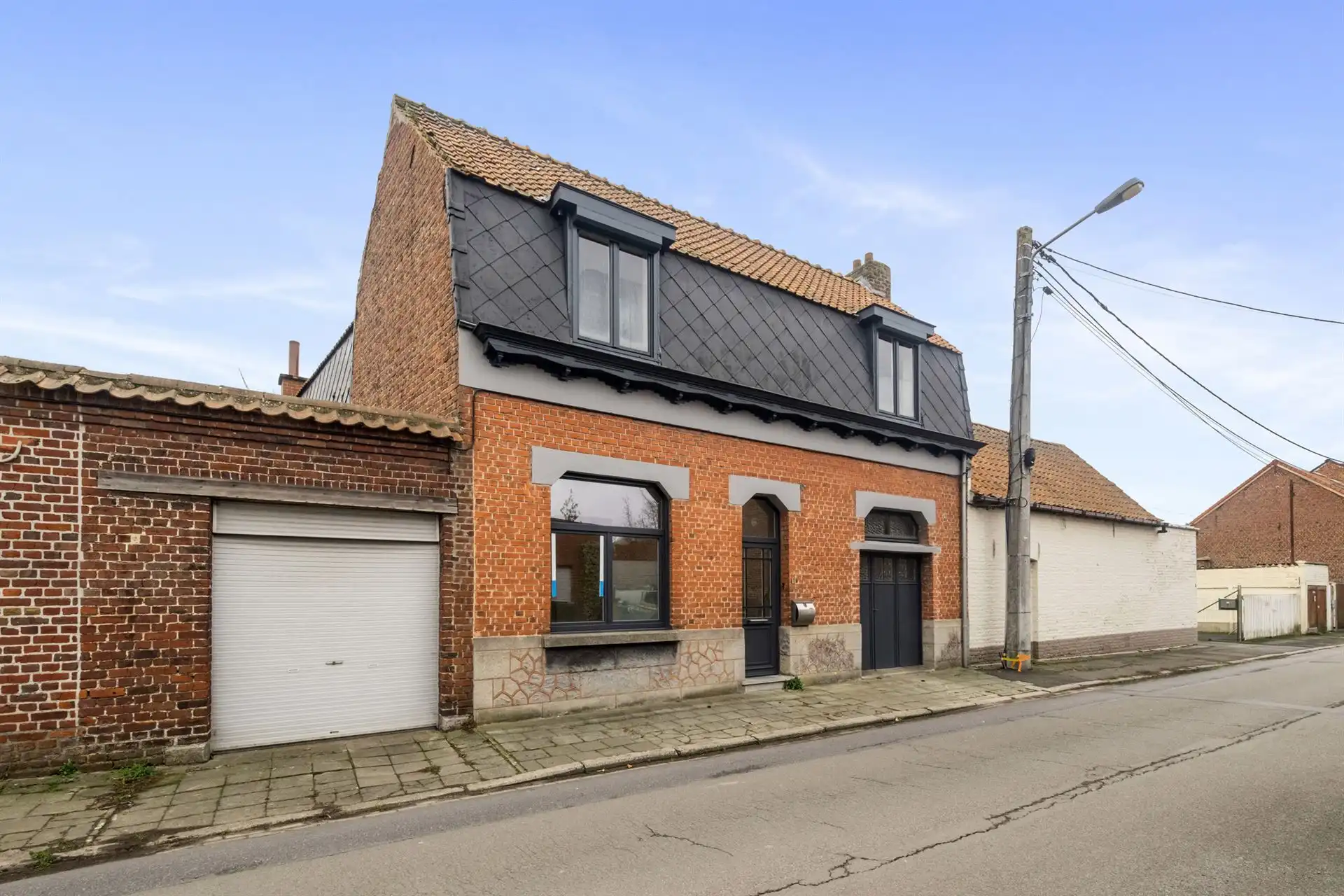 Ideaal gelegen gezinswoning met drie slaapkamers en garage foto {{pictureIndex}}