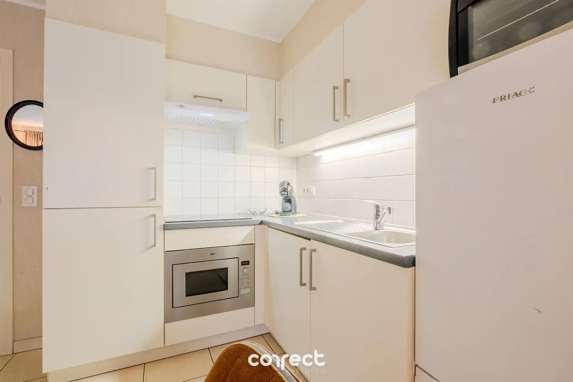 Centraal gelegen, recent , instapklaar gemeubeld appartement met 2 terrassen. foto 4