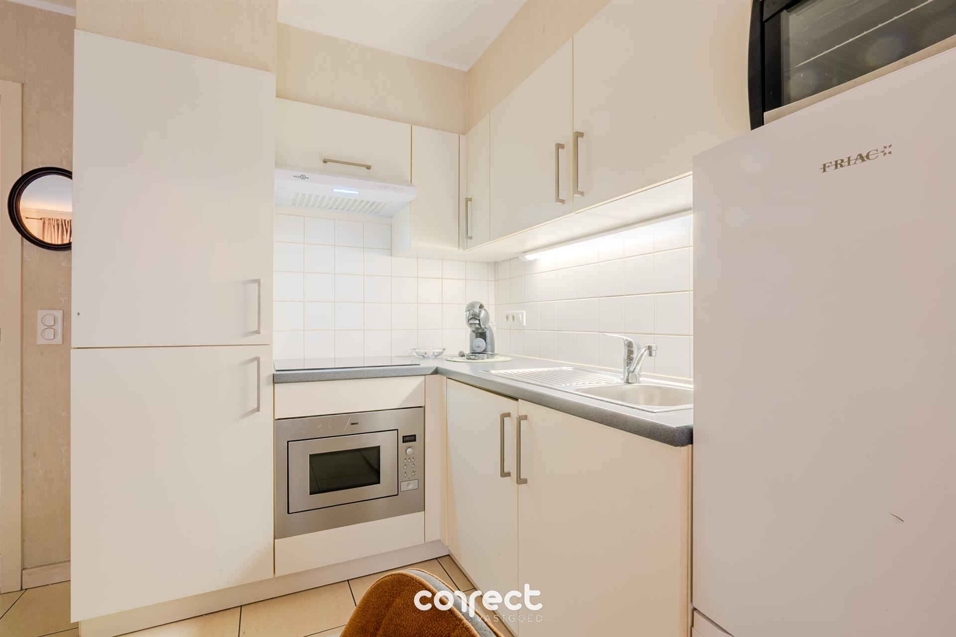 Centraal gelegen, recent , instapklaar gemeubeld appartement met 2 terrassen. foto 4