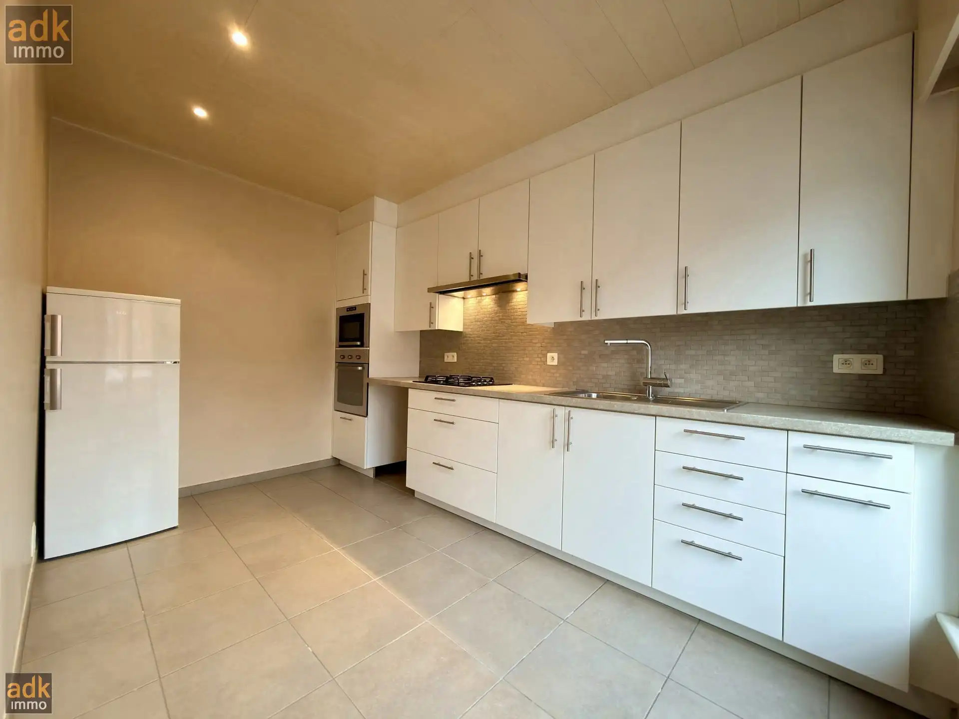 Instapklaar 2-slaapkamerappartement met dubbele GARAGE en berging. foto 8