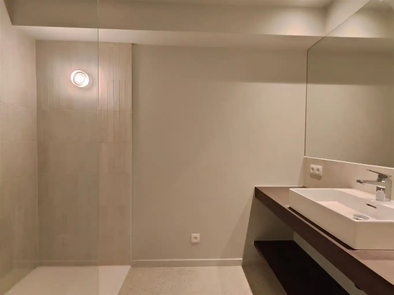 Luxe duplex loft op de tweede verdieping met 2(+1) slaapkamers, ruim terras en optioneel een staanplaats, gelegen in het centrum van Maaseik. foto 14