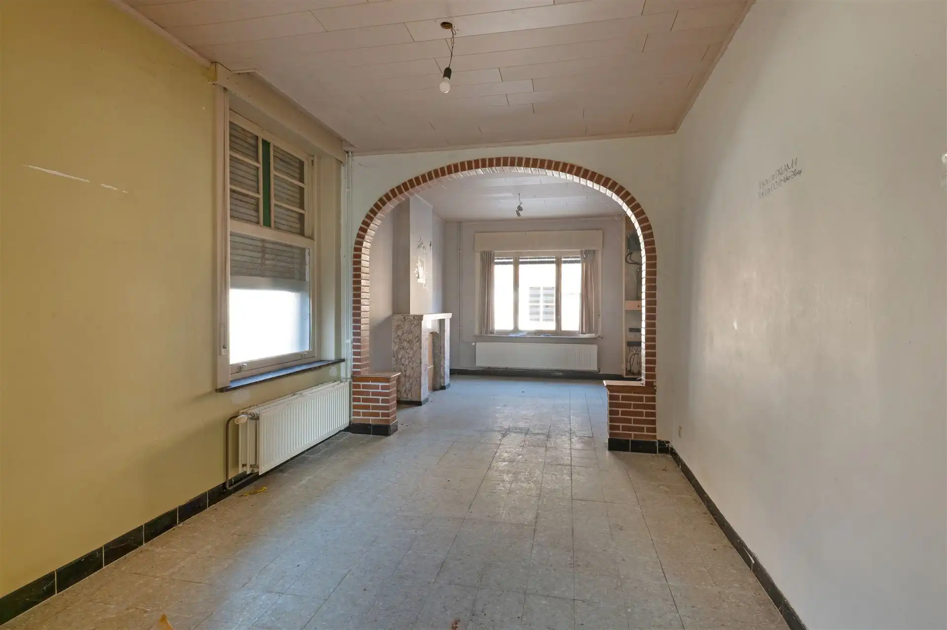 Te renoveren woning op een gegeerde locatie in Moortsele foto 8