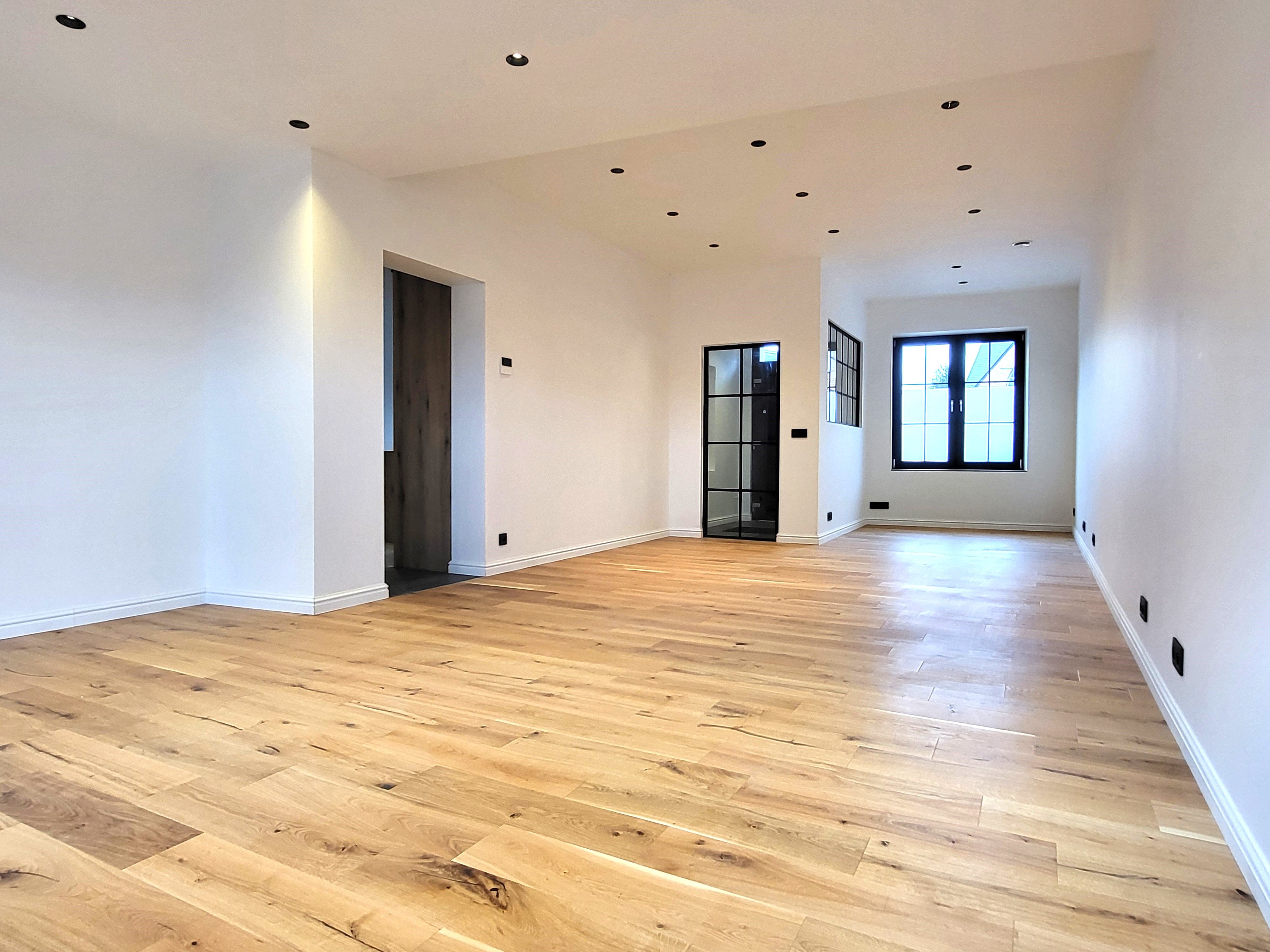 Deze volledig totaal gerenoveerde woning (2024–2025) combineert hedendaags comfort met een hoogwaardige afwerking en biedt maar liefst 5 ruime slaapkamers.  foto 8