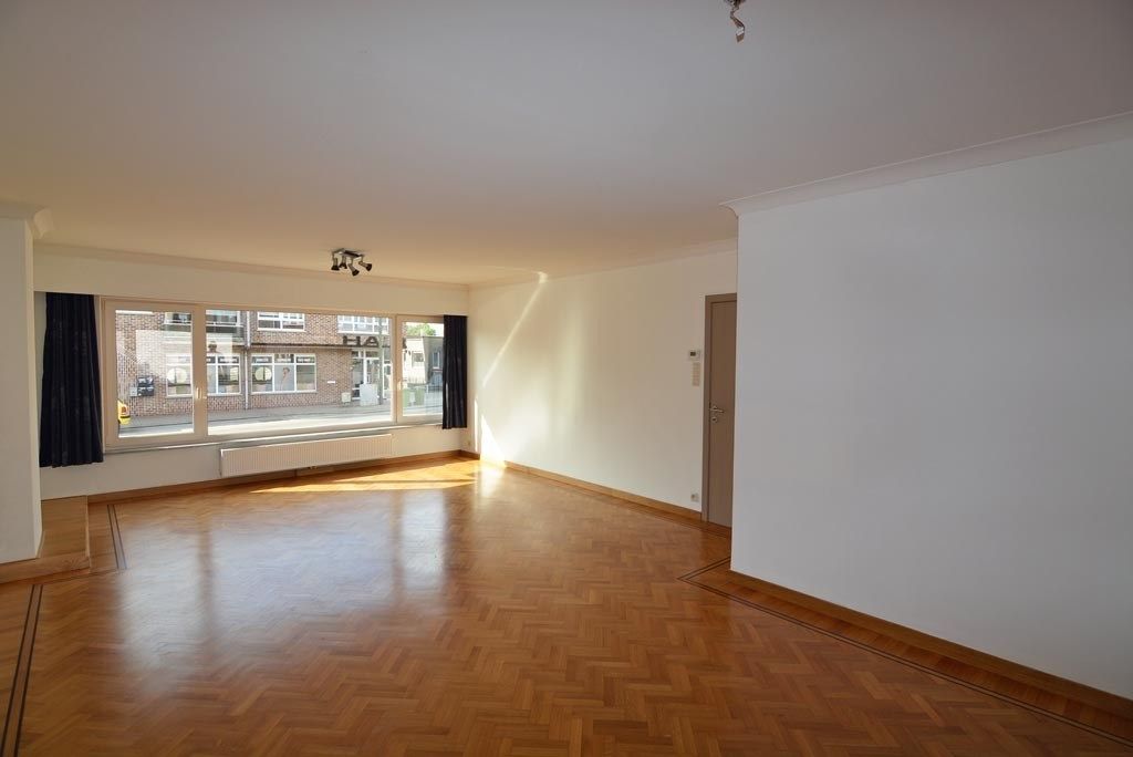 Gelijkvloers appartement met 2 slpk, terras en garage. foto 3