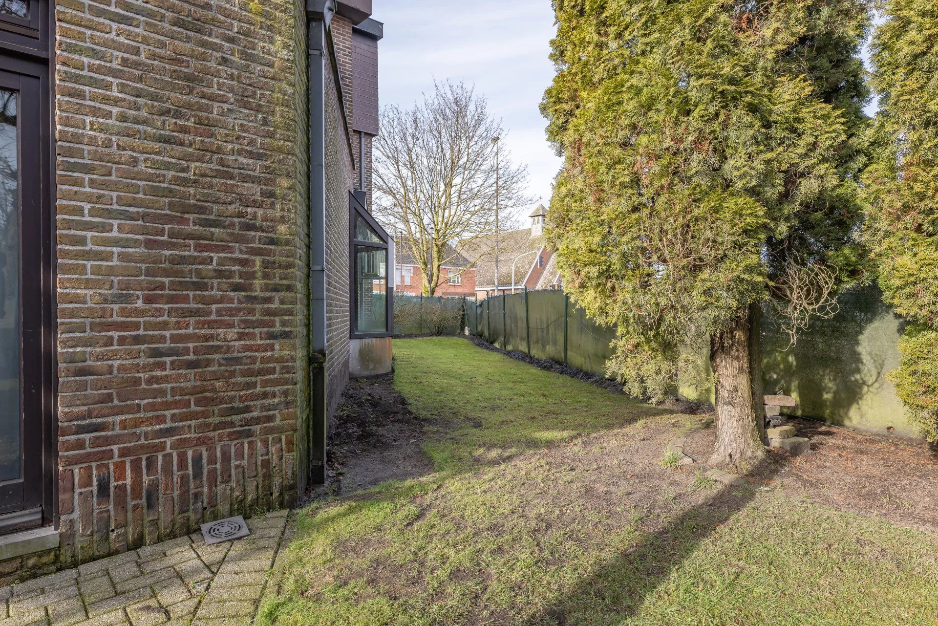 Ruim appartement met 4 slaapkamers, groot terras, tuin en garage. foto 38