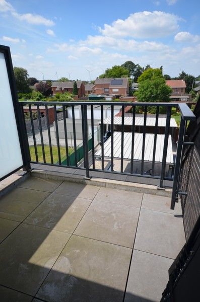 Instapklaar 1slaapkamer Duplex appartement met carport & terras. foto 5