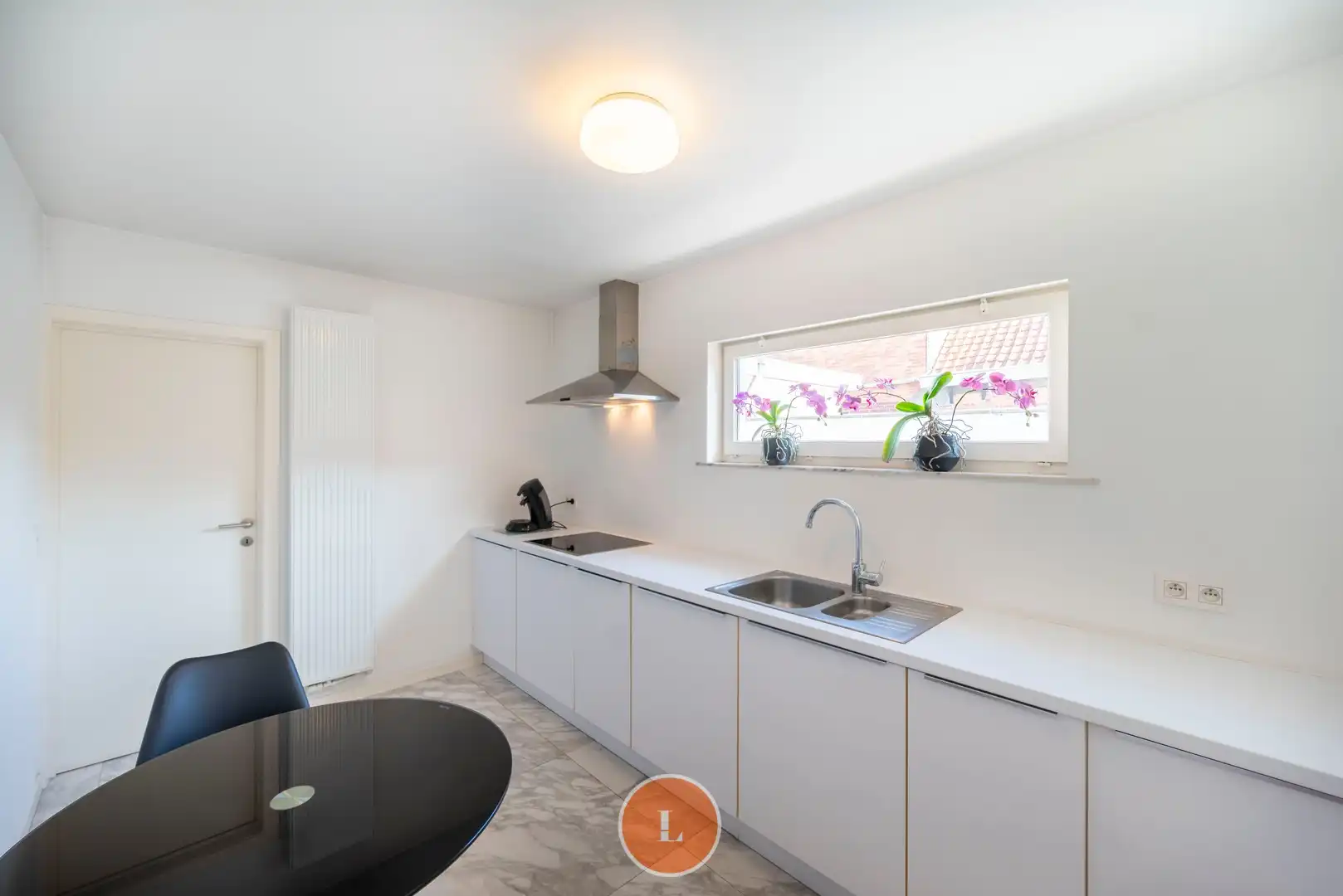 Woonhuis gedeeltelijk ingericht als kapperszaak en gemakkelijk te veranderen in trendy woning foto 12