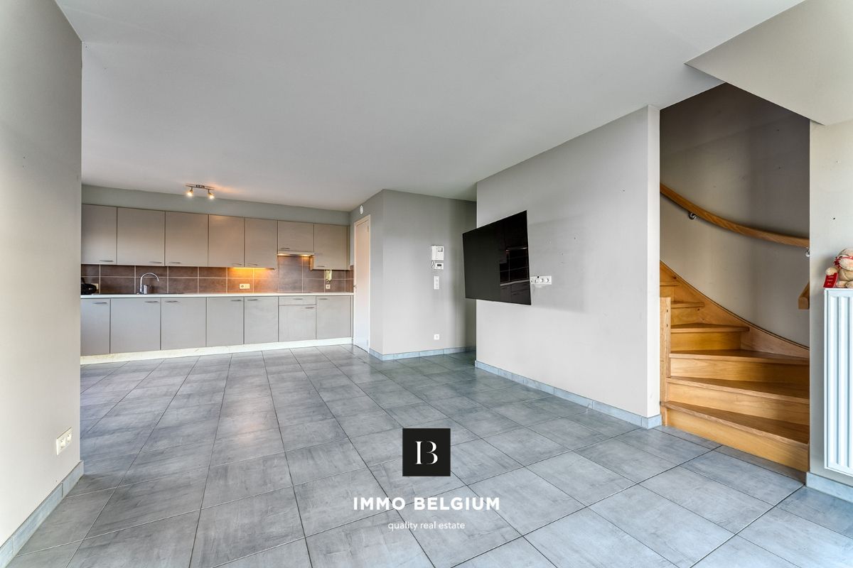 Ruim duplex appartement met 3 slaapkamers foto {{pictureIndex}}