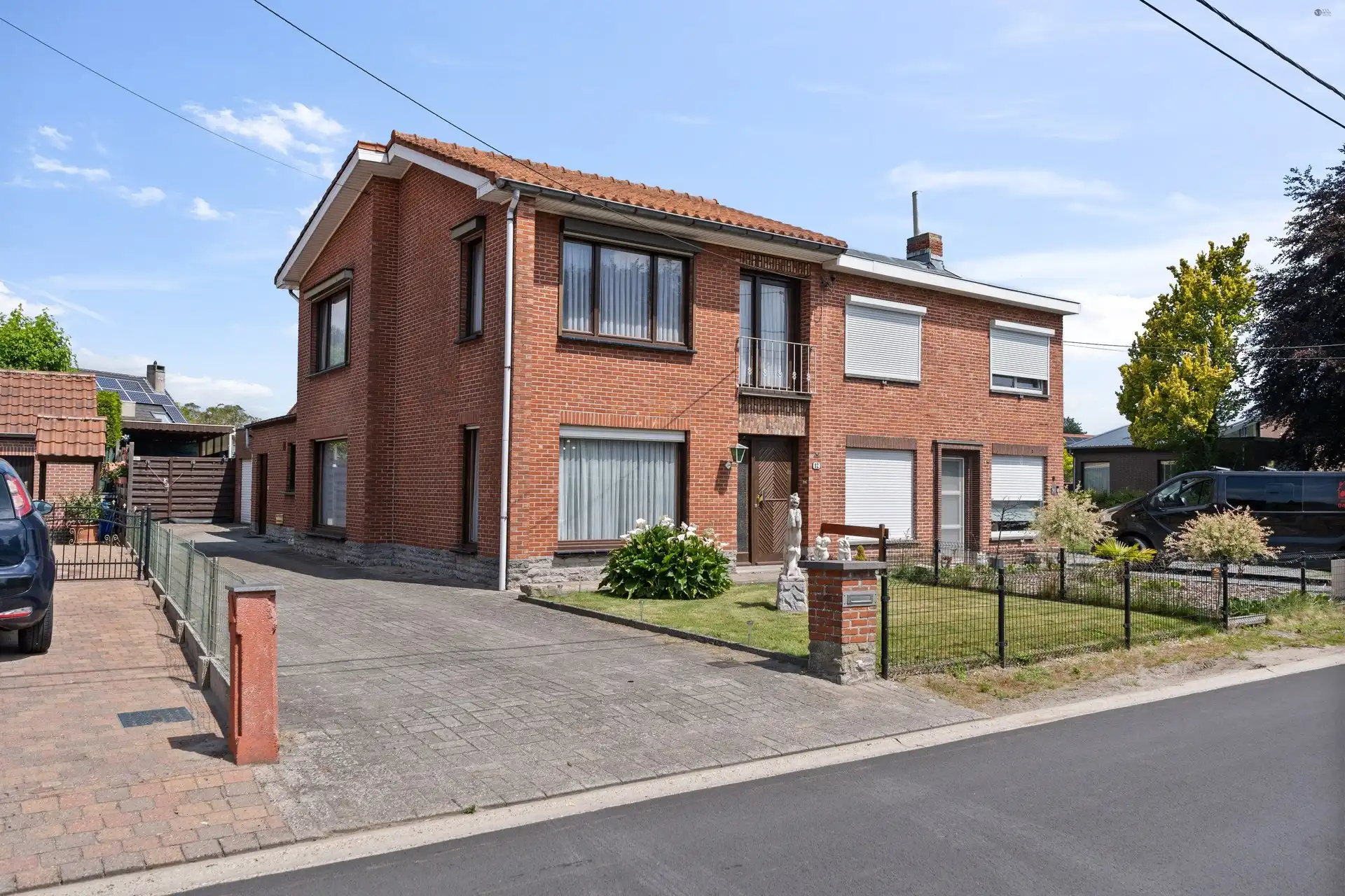 Hoofdfoto van de publicatie: Te renoveren Half open bebouwing op eeen gunstige locatie