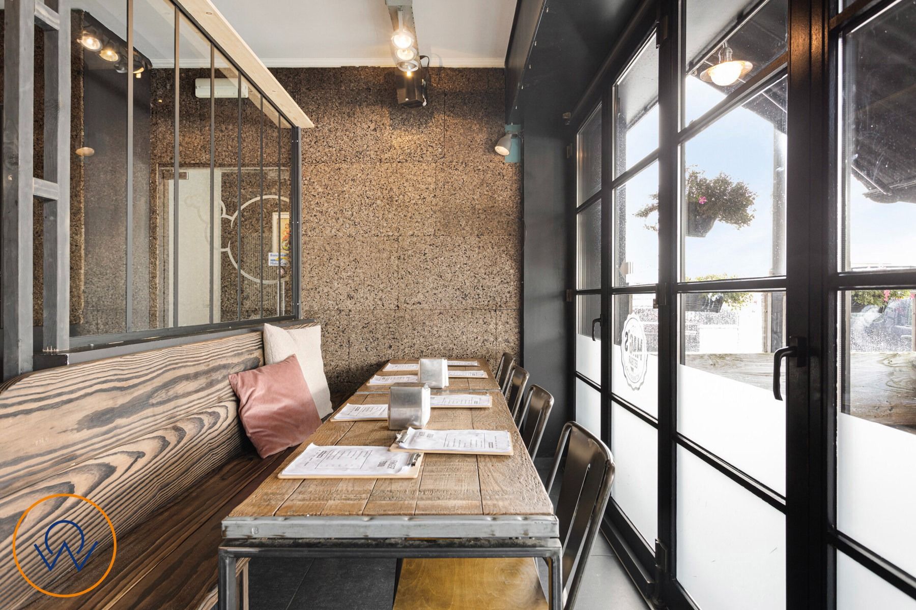 Gebouw momenteel ingericht als restaurant op stationsplein van Halle. foto 6