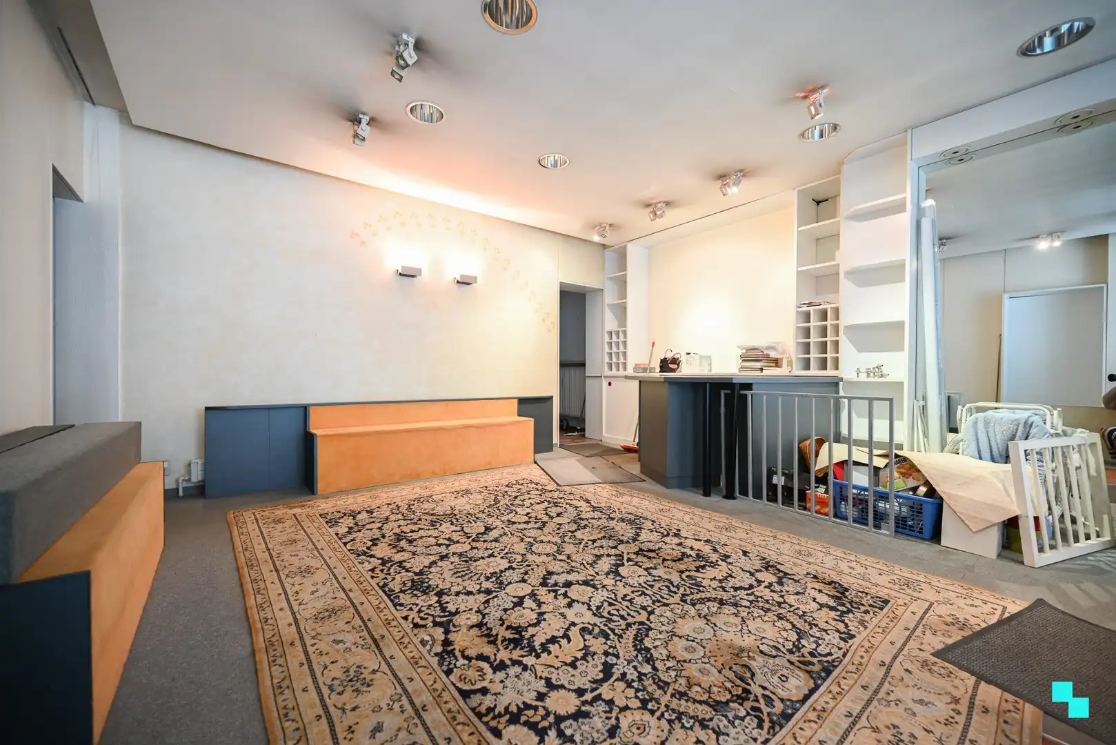 Centraal gelegen handelsruimte met bijhorende woonst en leuke stadstuin te Izegem foto 3