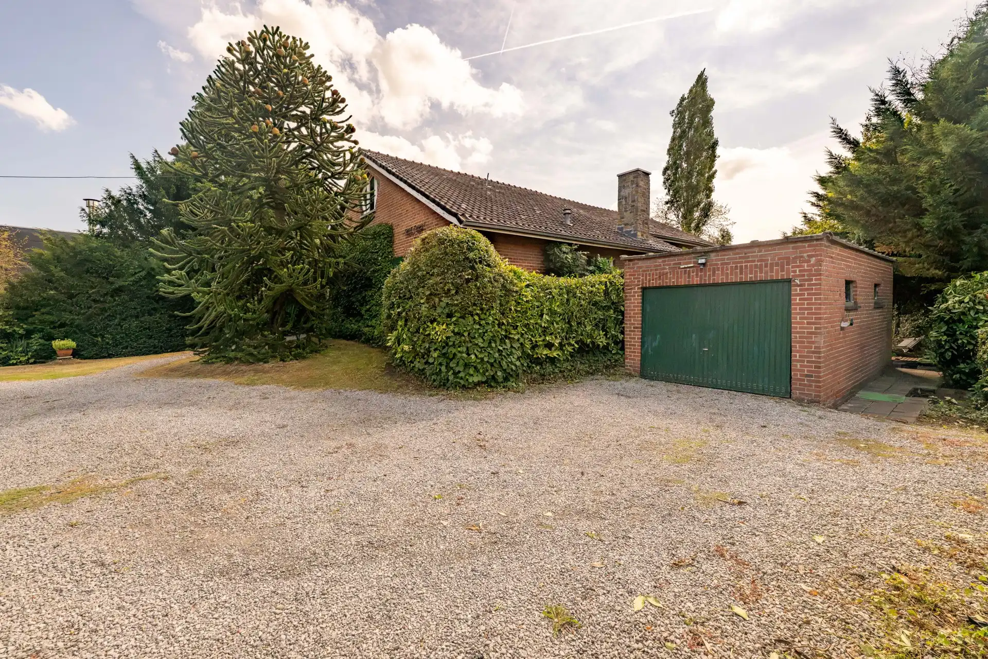 Charmante, op te knappen, statige villa met 3 slaapkamers en garage op een ruim perceel gelegen in het groen TE KOOP in Wielsbeke. foto 4