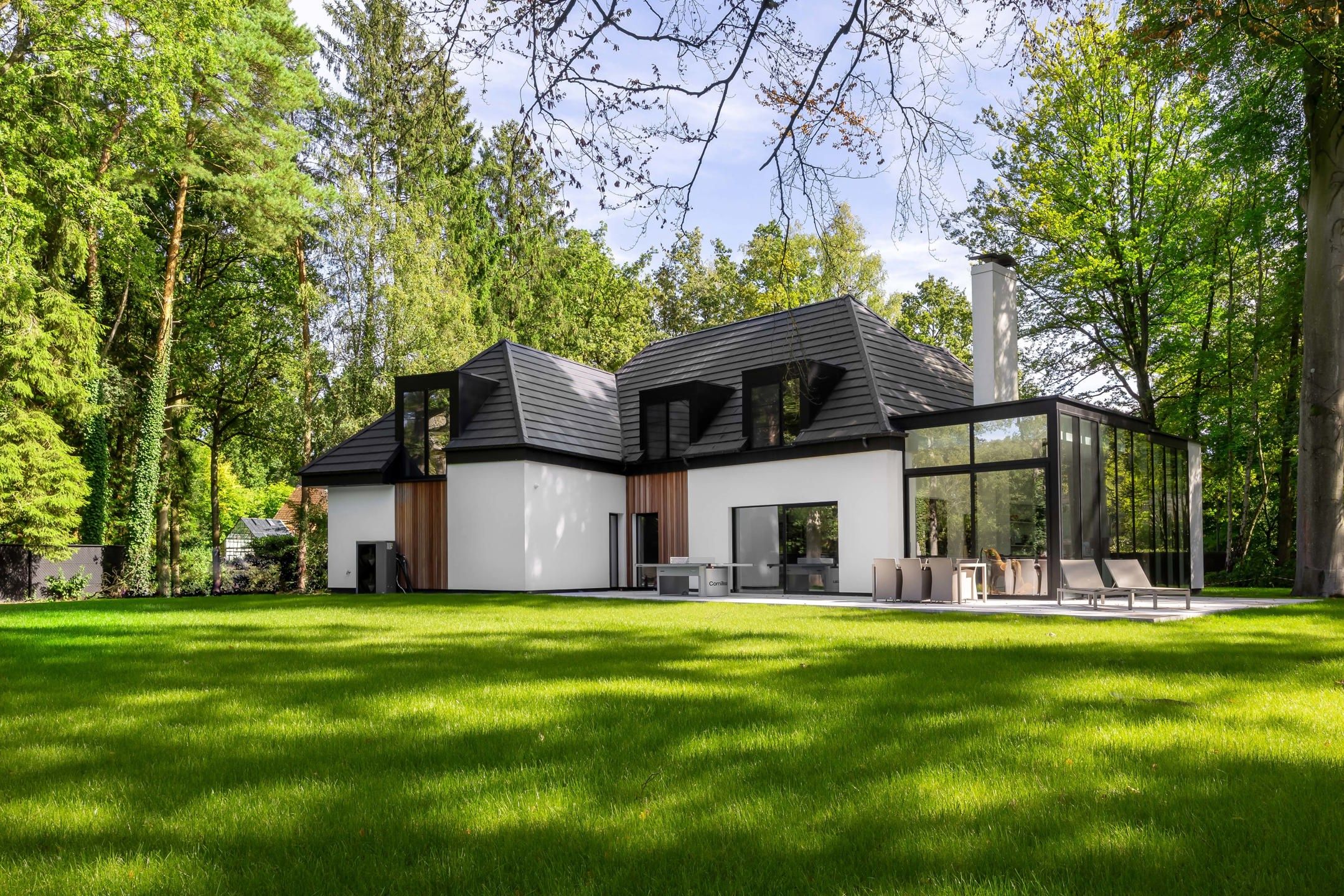 Luxe gerenoveerde villa (EPC A) op riant hoekperceel foto {{pictureIndex}}