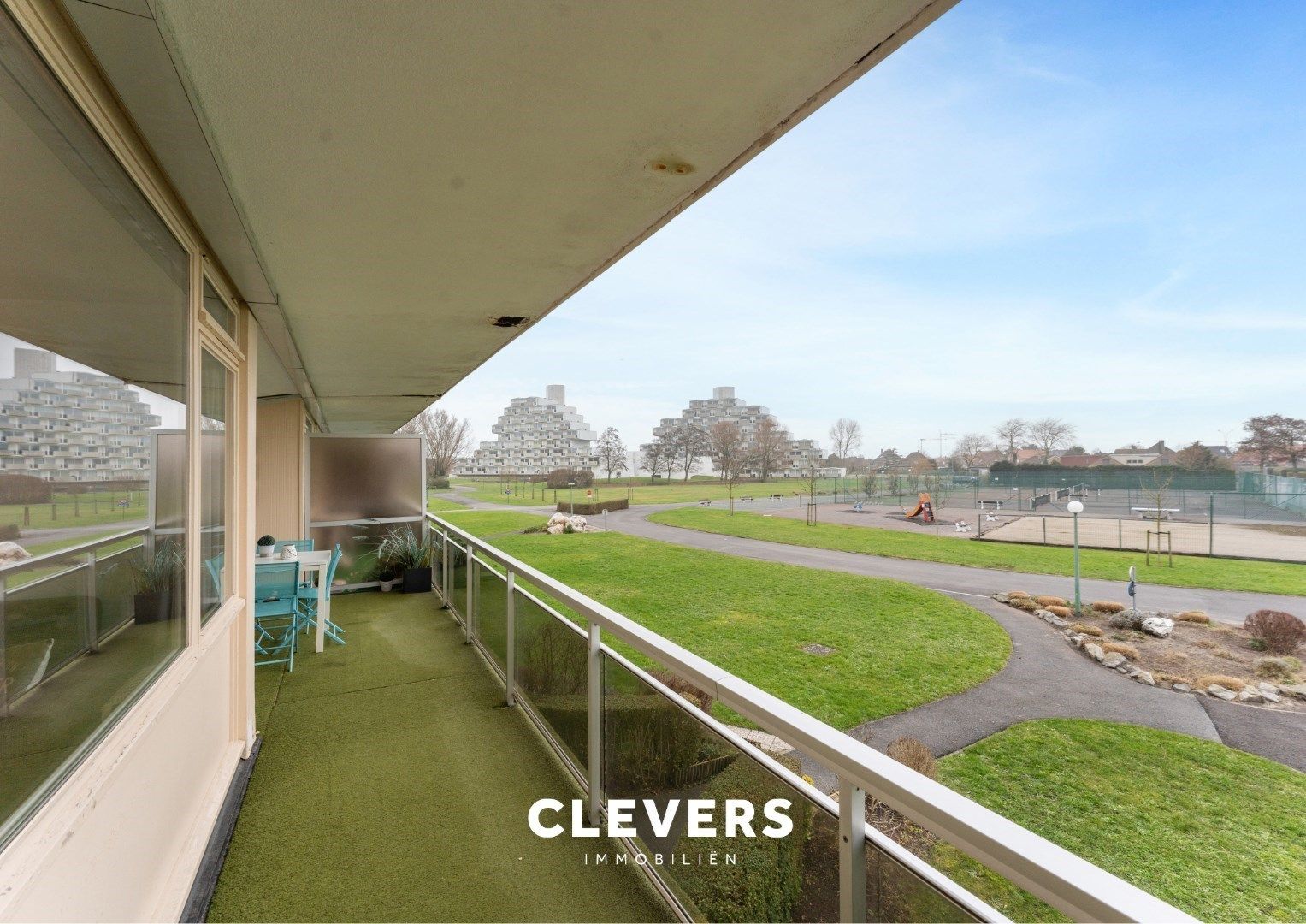 Moderne en lichtrijke gemeubelde studio met heerlijk terras foto 7