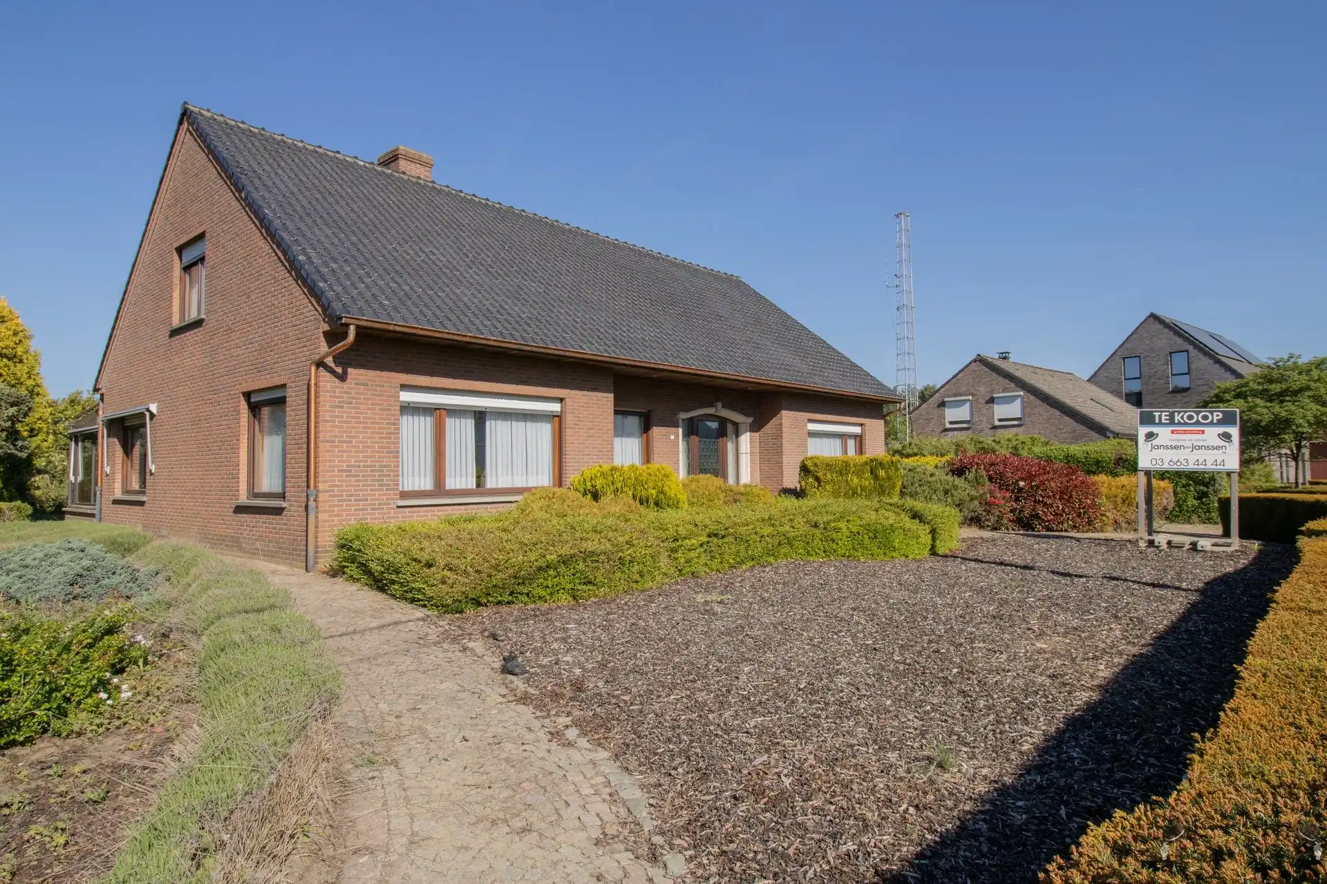 Ruime op te frissen woning met 4 slaapkamers en ruime garage op 1.276 m² foto 4