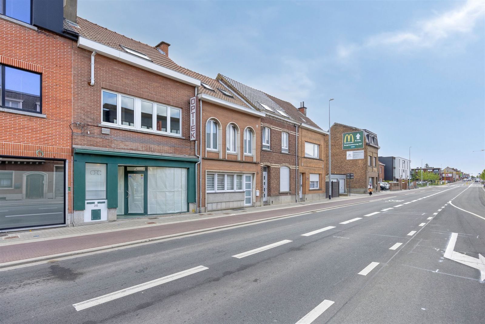 Opbrengsteigendom met handelsruimte en 3-kamer duplex appartement foto 24