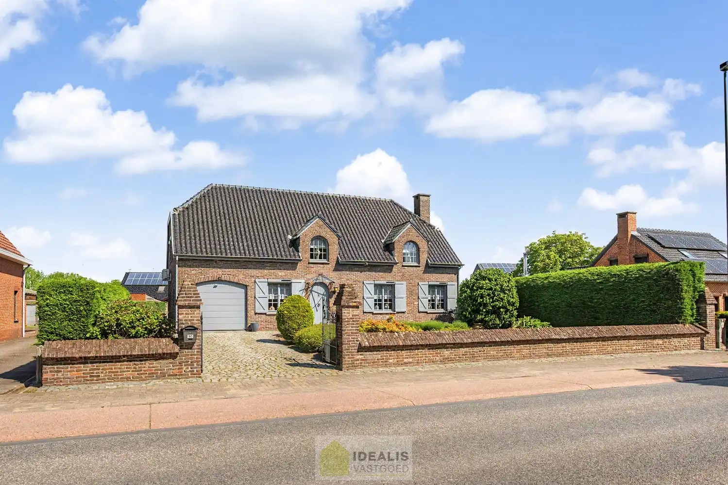 KARAKTERISTIEKE GEZINSWONING OP WANDELAFSTAND VAN HET CENTRUM VAN PEER MET WOONKAMER, GOED UITGERUSTE KEUKEN, BADKAMER, BUREAU, MOGELIJKHEID TOT MAAR LIEFST 4 SLAAPKAMERS EN EEN INPANDIGE GARAGE MET SECTIONALE POORT! - De woning omvat +-204m² bewoonbare oppervlakte en is gelegen op een perceel van +- 9a 46ca (946m²). Zeer geschikt voor kandidaten op zoek naar een centraal gelegen woning met karakter, nog volledig naar smaak op te frissen! foto 4