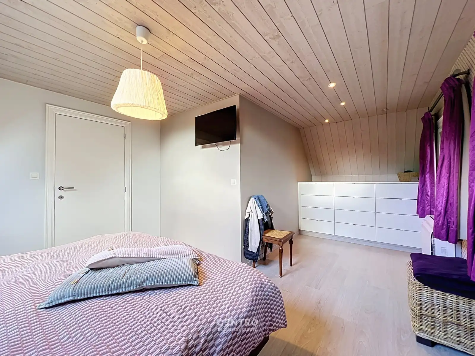 Veelzijdig bedrijfspand met ruim MAGAZIJN, TOONZAAL, KANTOREN EN COMFORTABELE WONING op 1.746 M²! foto 32