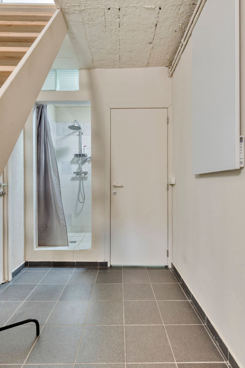 Magazijn met burelen, buitenruimte en bouwopties voorzijde. foto 7