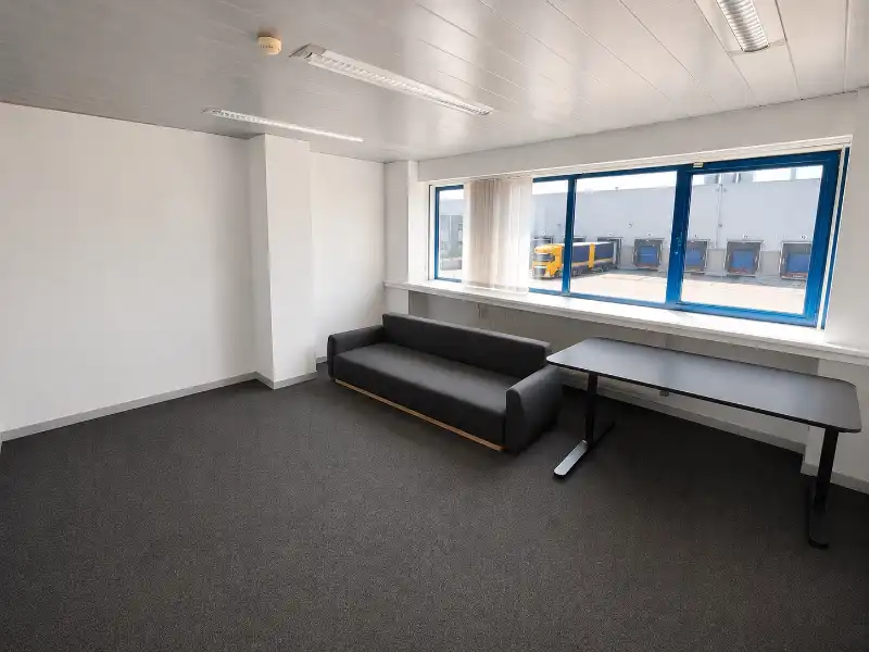 Magazijn te huur foto 11