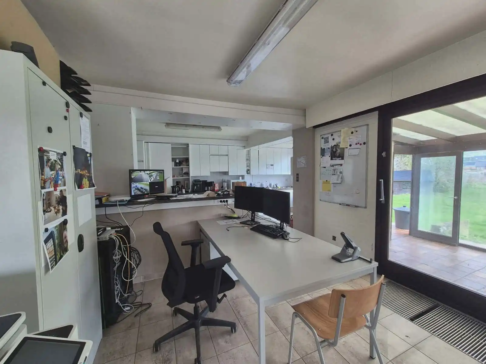 Kantoorgebouw met meerdere bureaus en extra opslagruimte foto 5