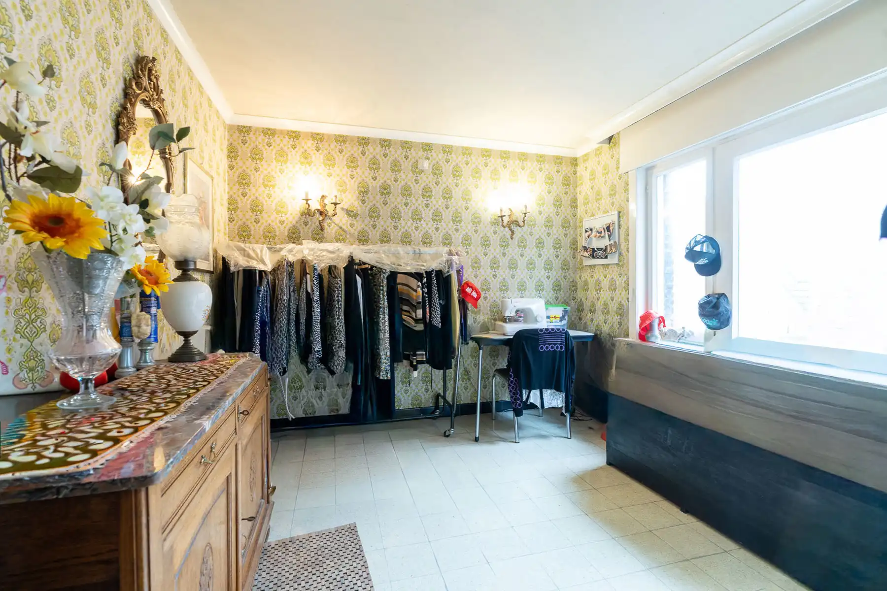 Halfopen gezinswoning met licht, structuur en potentieel foto 23