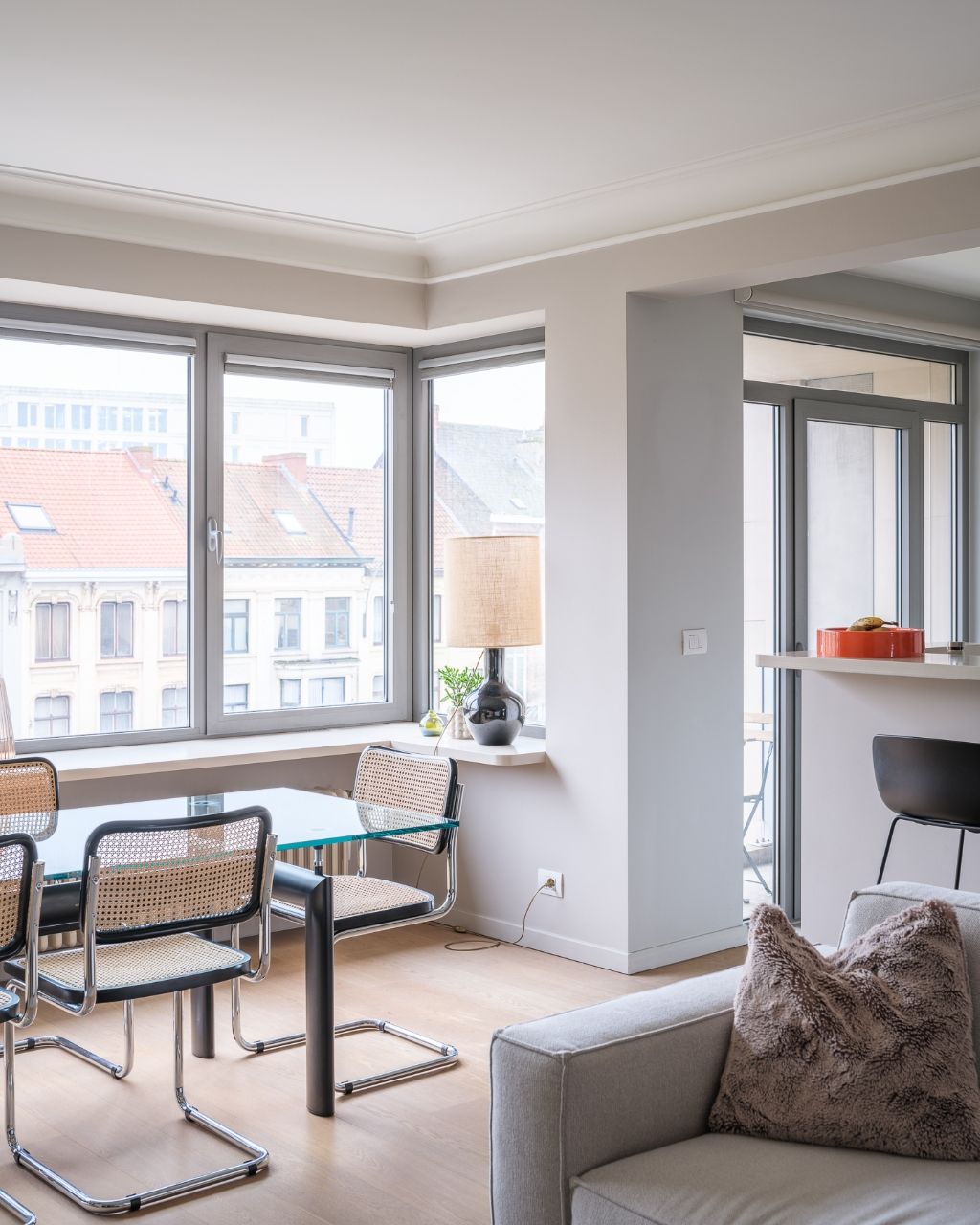 Smaakvol gerenoveerd 2-slpk appartement met twee terrassen foto 5