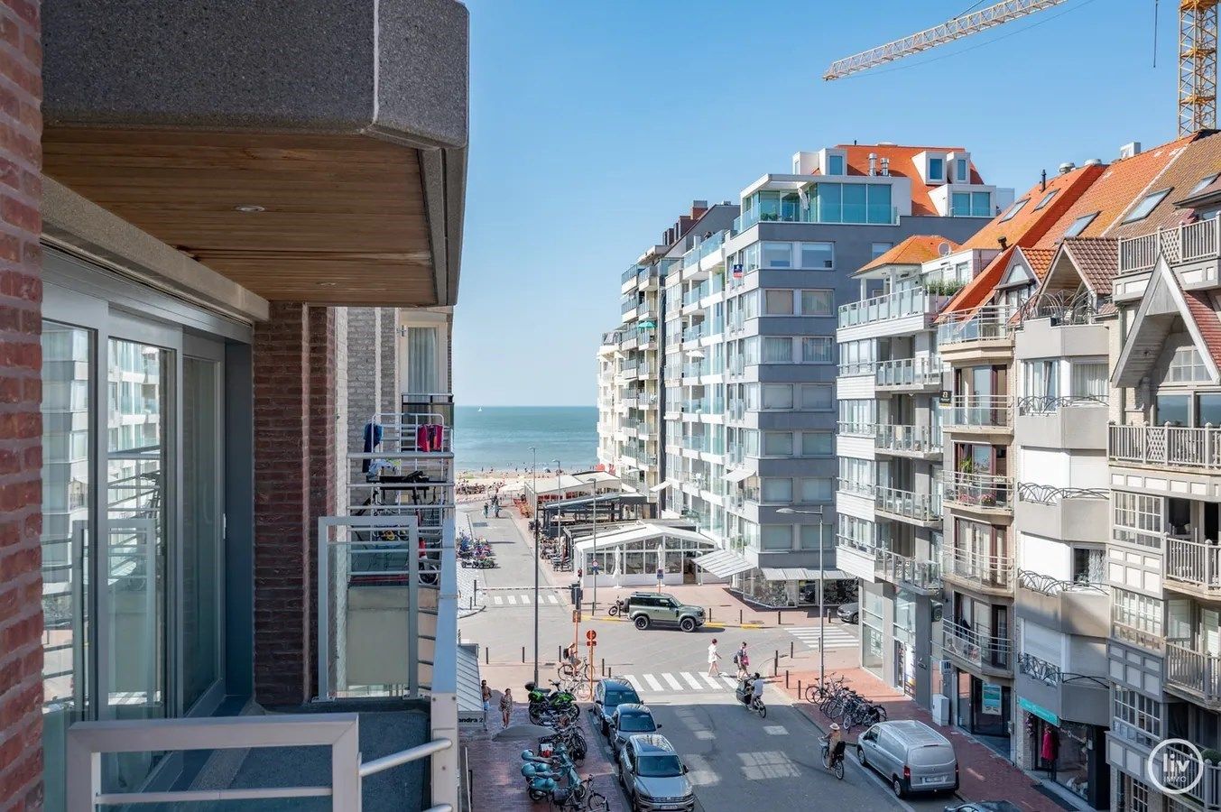 Zeer luxueus gerenoveerd 3 slaapkamerappartement met zijdelings zeezicht ideaal gelegen vlakbij het Rubensplein te Knokke.Zijdelings zeezicht ! foto 3