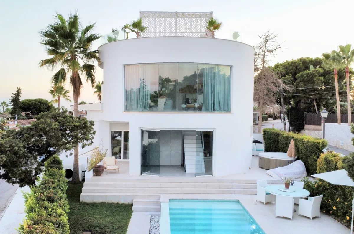 Unieke villa op wandelafstand van het strand in Marbesa: luxe wonen met uitzicht tot Gibraltar foto {{pictureIndex}}