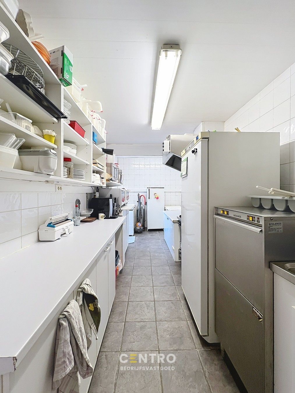 Handelshuis te TORHOUT te koop op verbindingsweg met veel passage. Heden nog ingericht als frituur ! foto 22