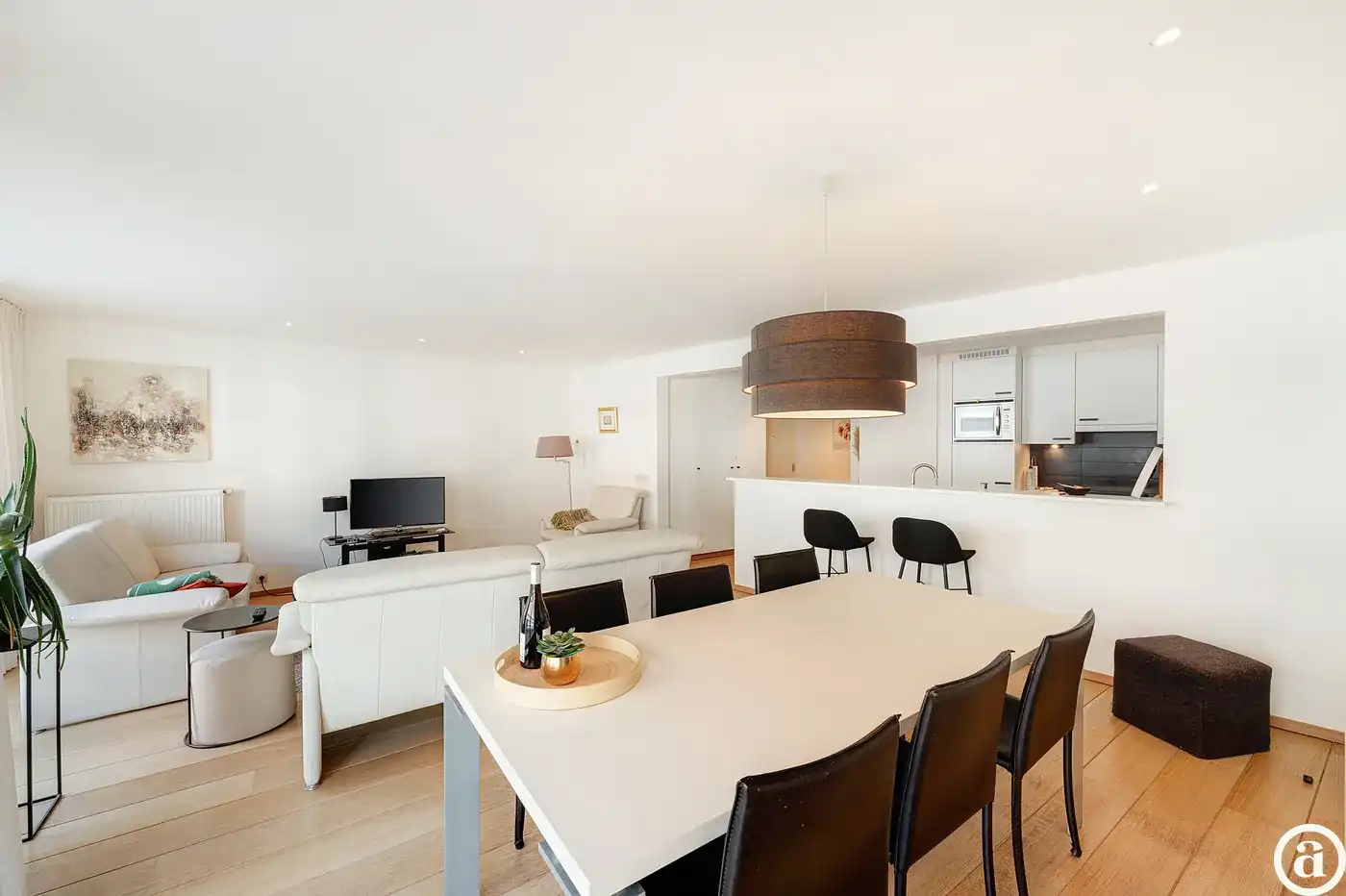Ruim en lichtrijk gemeubeld appartement nabij winkels en strand nabij Rubensplein. foto 8