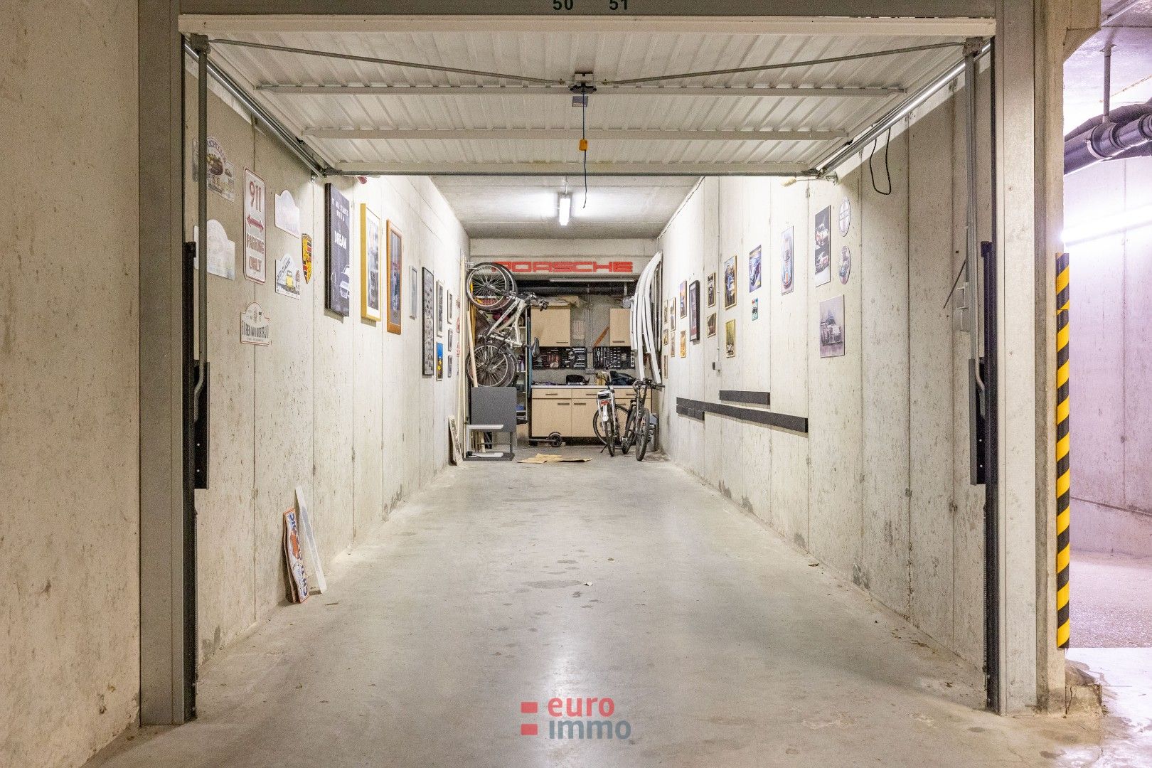 Uitzonderlijk grote garage in Residentie Zonnehaven II foto {{pictureIndex}}