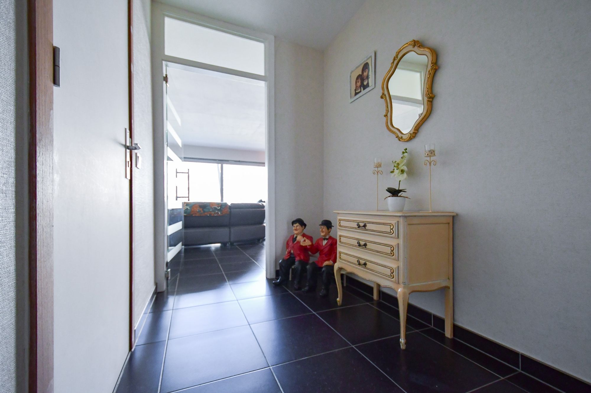 Instapklaar appartement met 2 SLPKS naast het station van Brugge foto 8
