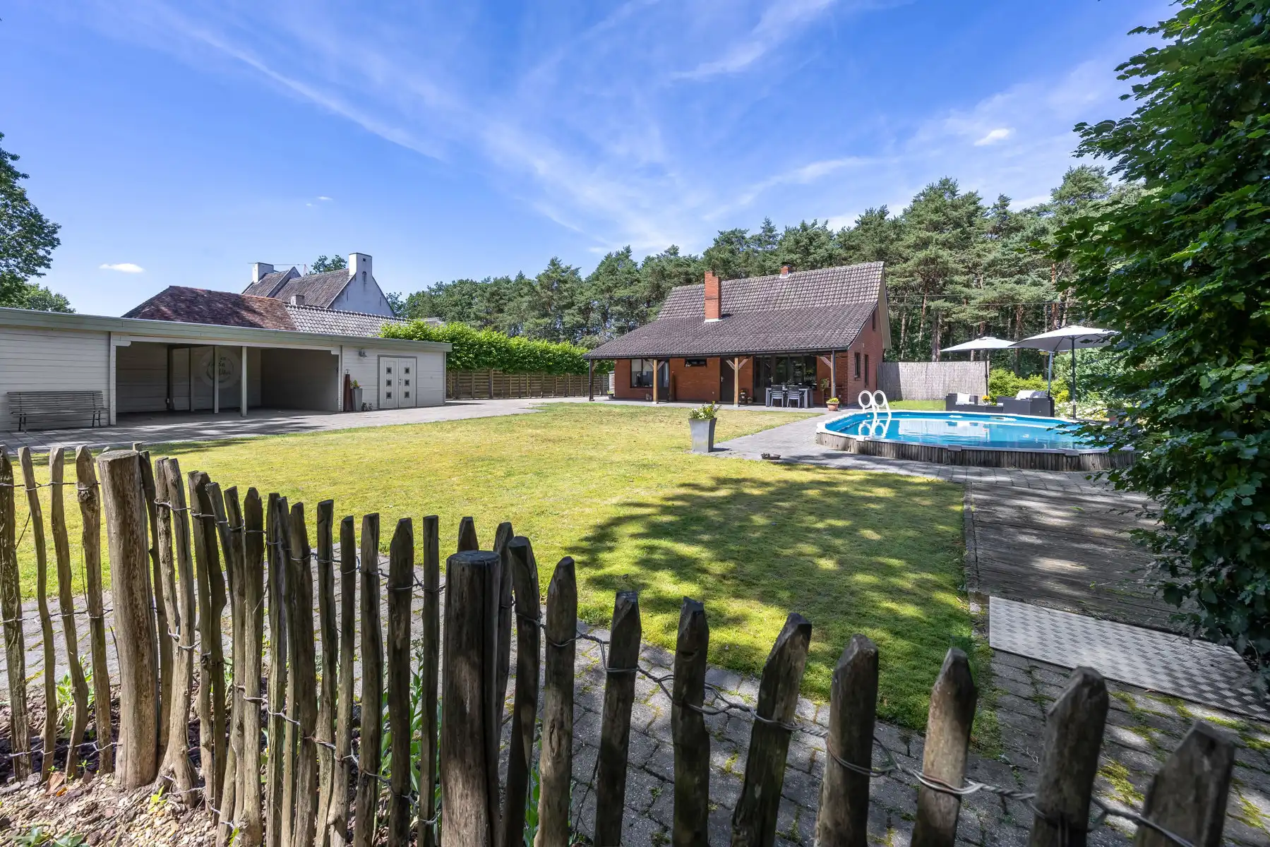 Unieke ligging, eigendom met veel mogelijkheden foto 3