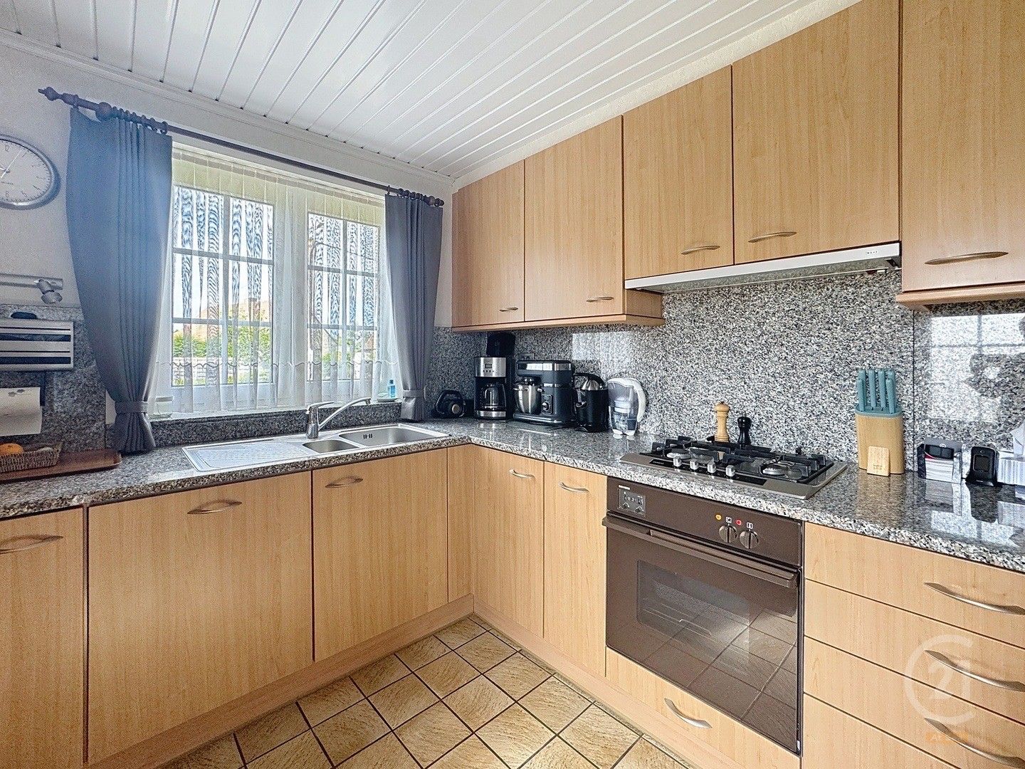 Karaktervolle woning met ruime tuin in het centrum van Leffinge foto 6