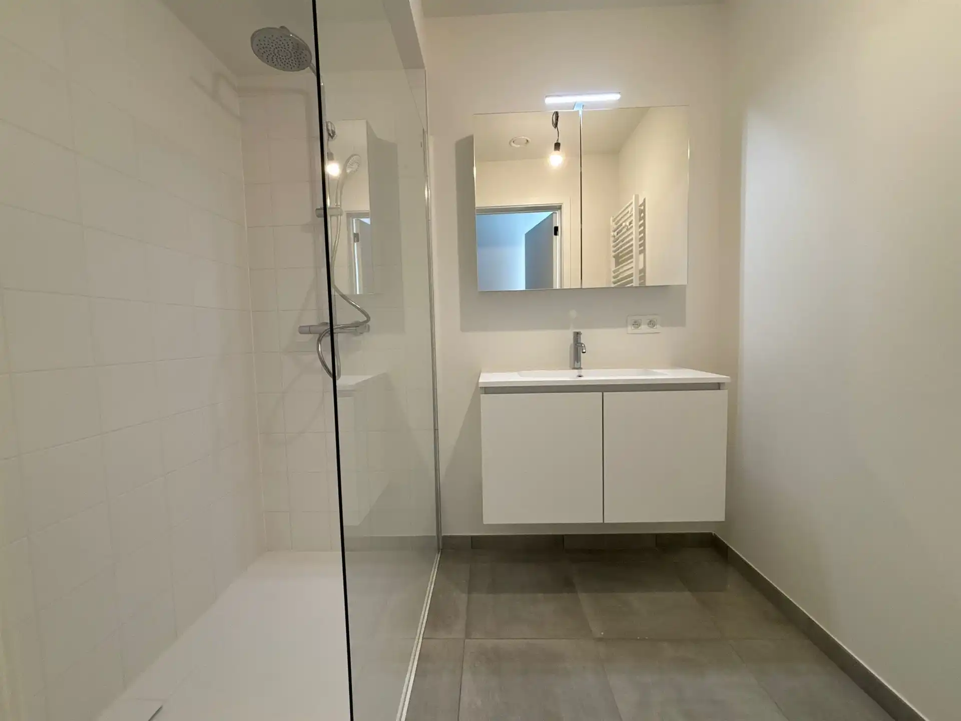 Modern gelijkvloers appartement met private tuin en ruime terrassen in Asse! foto 7