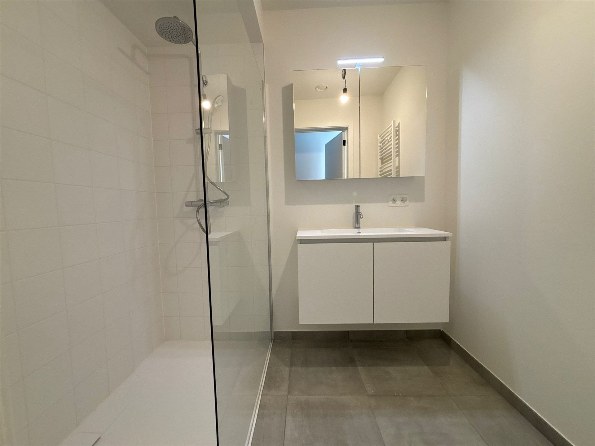 Modern gelijkvloers appartement met private tuin en ruime terrassen in Asse! foto 7