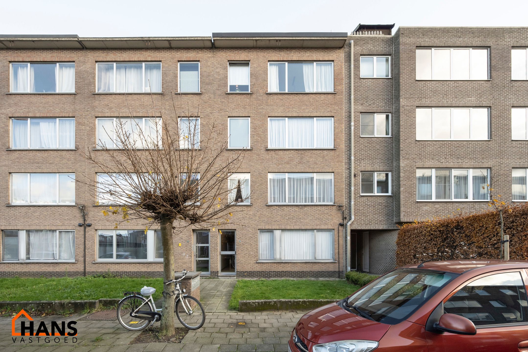 Appartement op de 3de verdieping zonder lift.  Garagebox mogelijk. foto {{pictureIndex}}