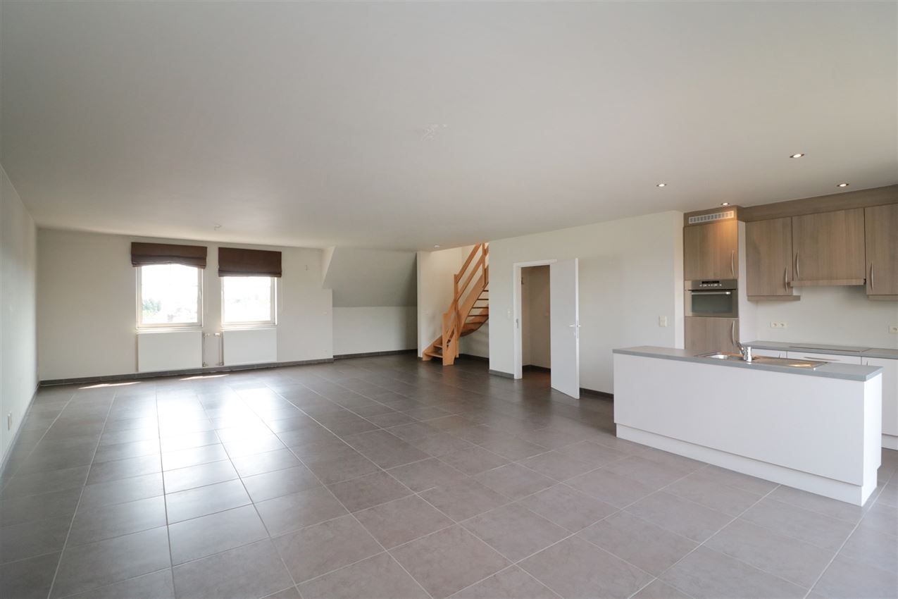 Duplex appartement op 2e verdiep (lift) met 2 slpk., mooi groot terras en dubbele garage   foto 4