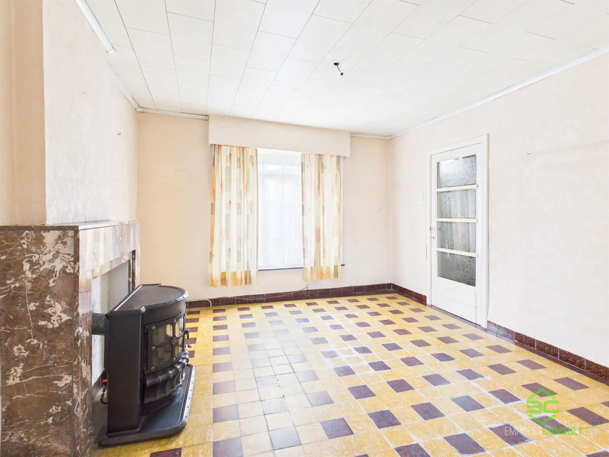 Centraal gelegen te renoveren woning met 3/5slpk! foto 5