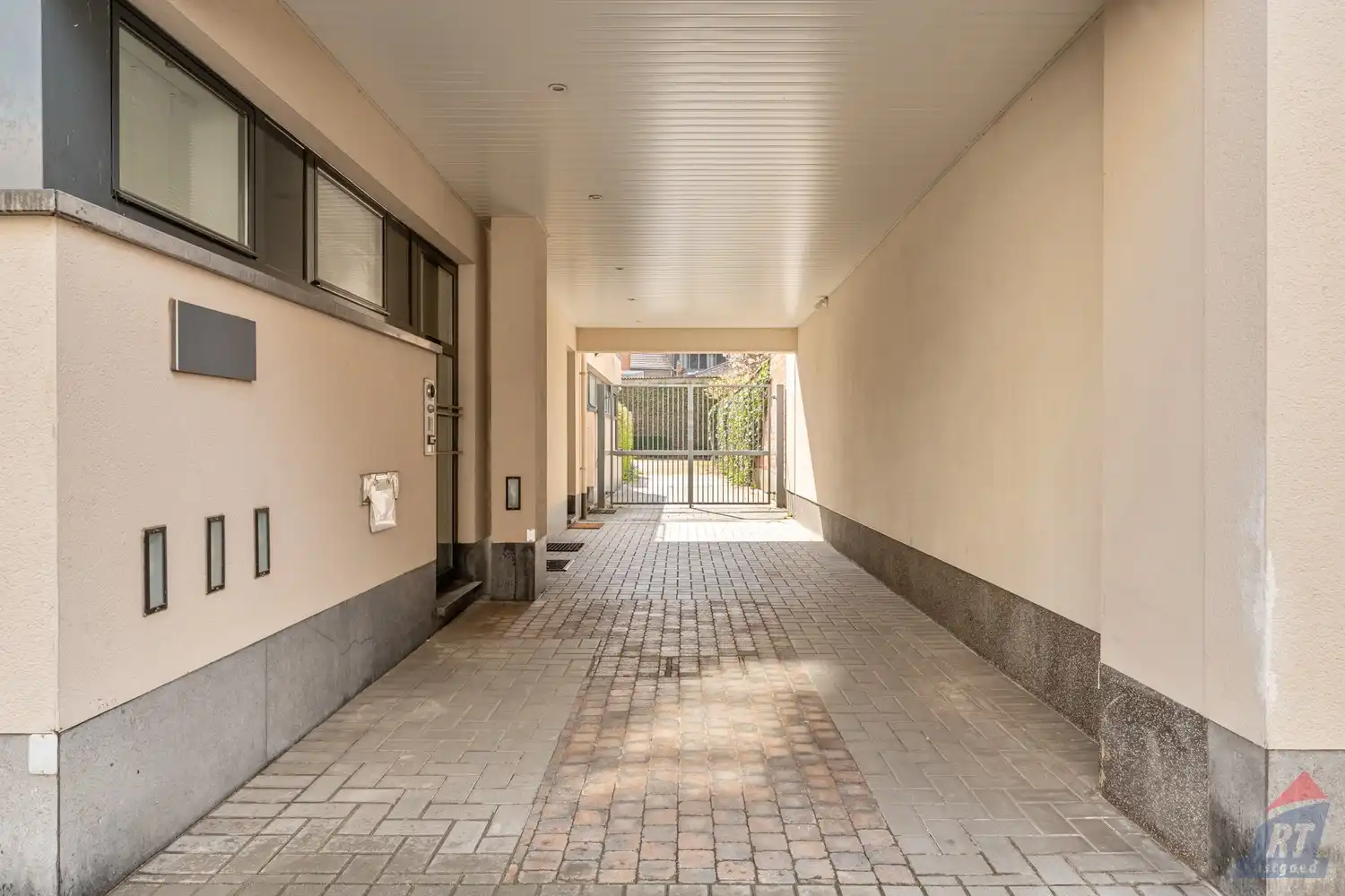 Veelzijdig pand met praktijkruimte en duplex appartement op toplocatie in Sint-Truiden foto 39