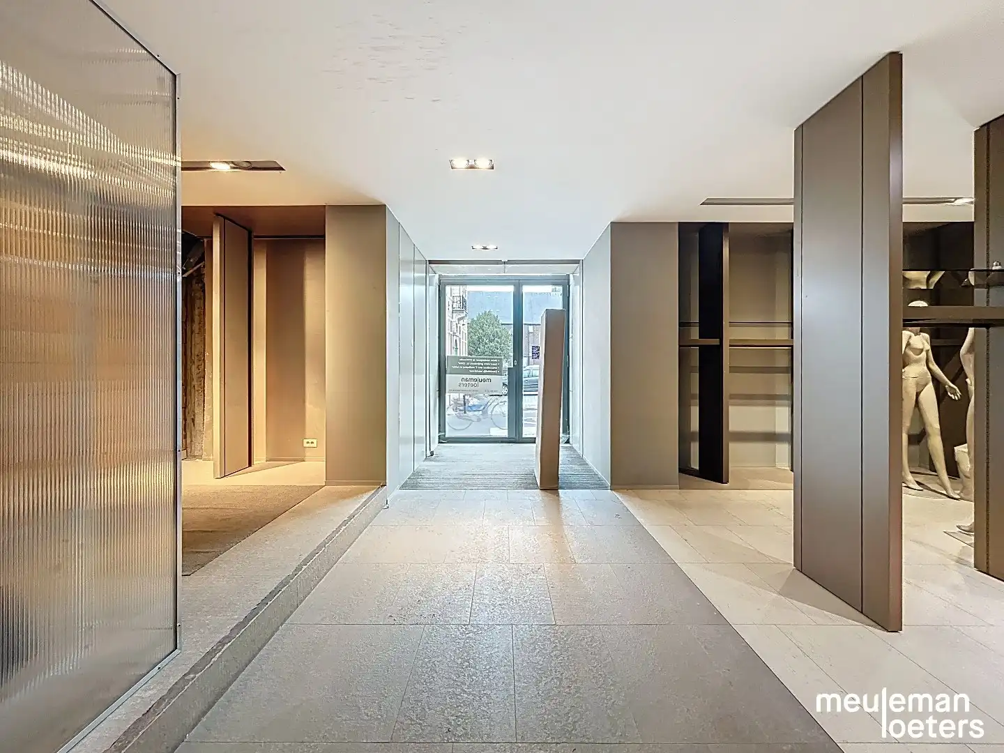 Unieke winkelruimte in het commercieel centrum foto 17